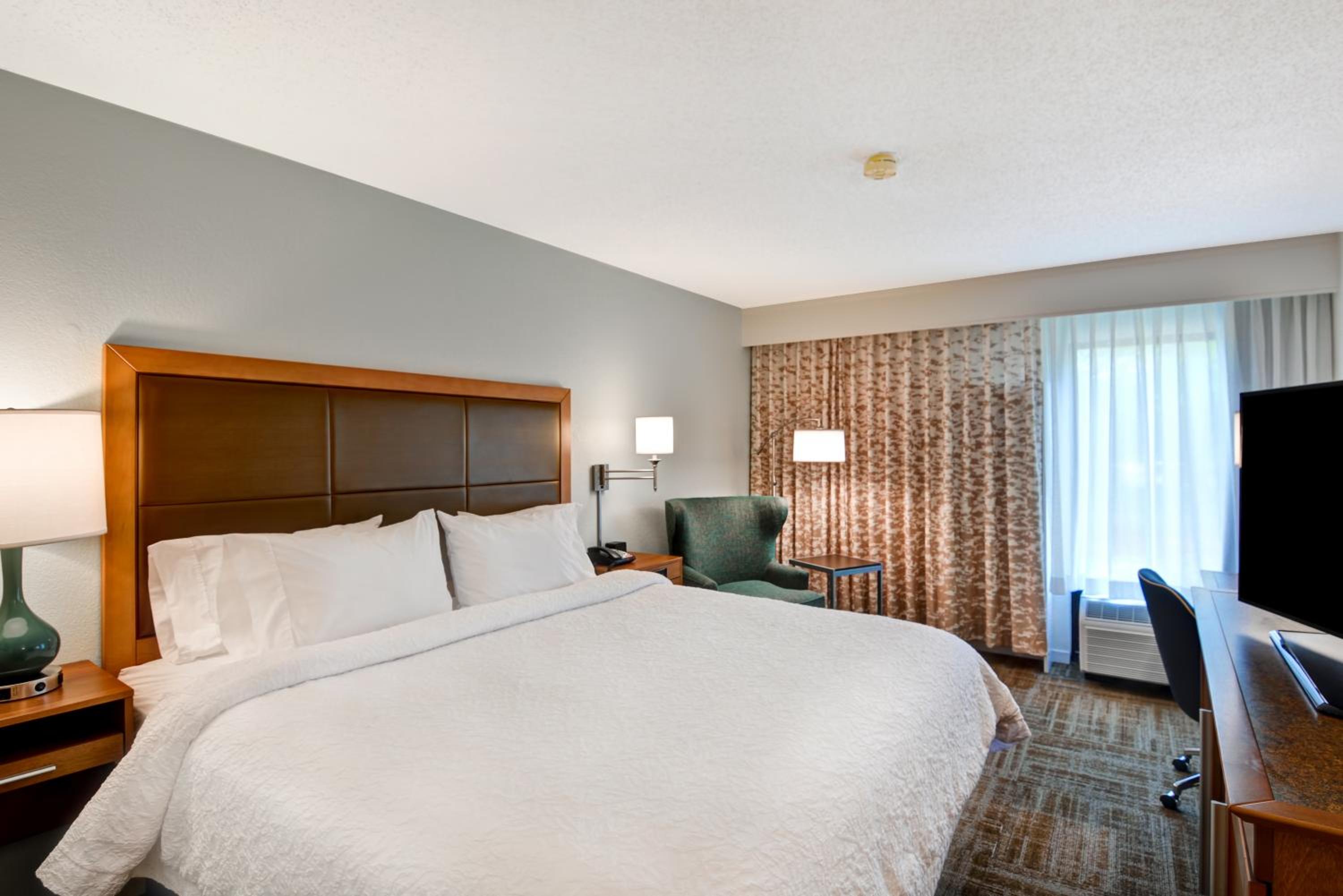 King Room with King Bed - Non-Smoking - Photo 2