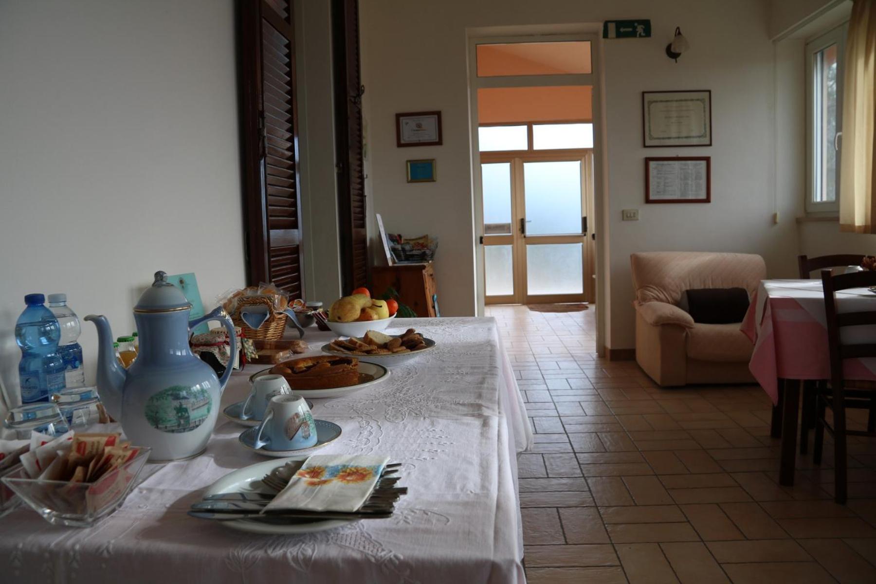 Double Room with Private Bathroom - Photo 11