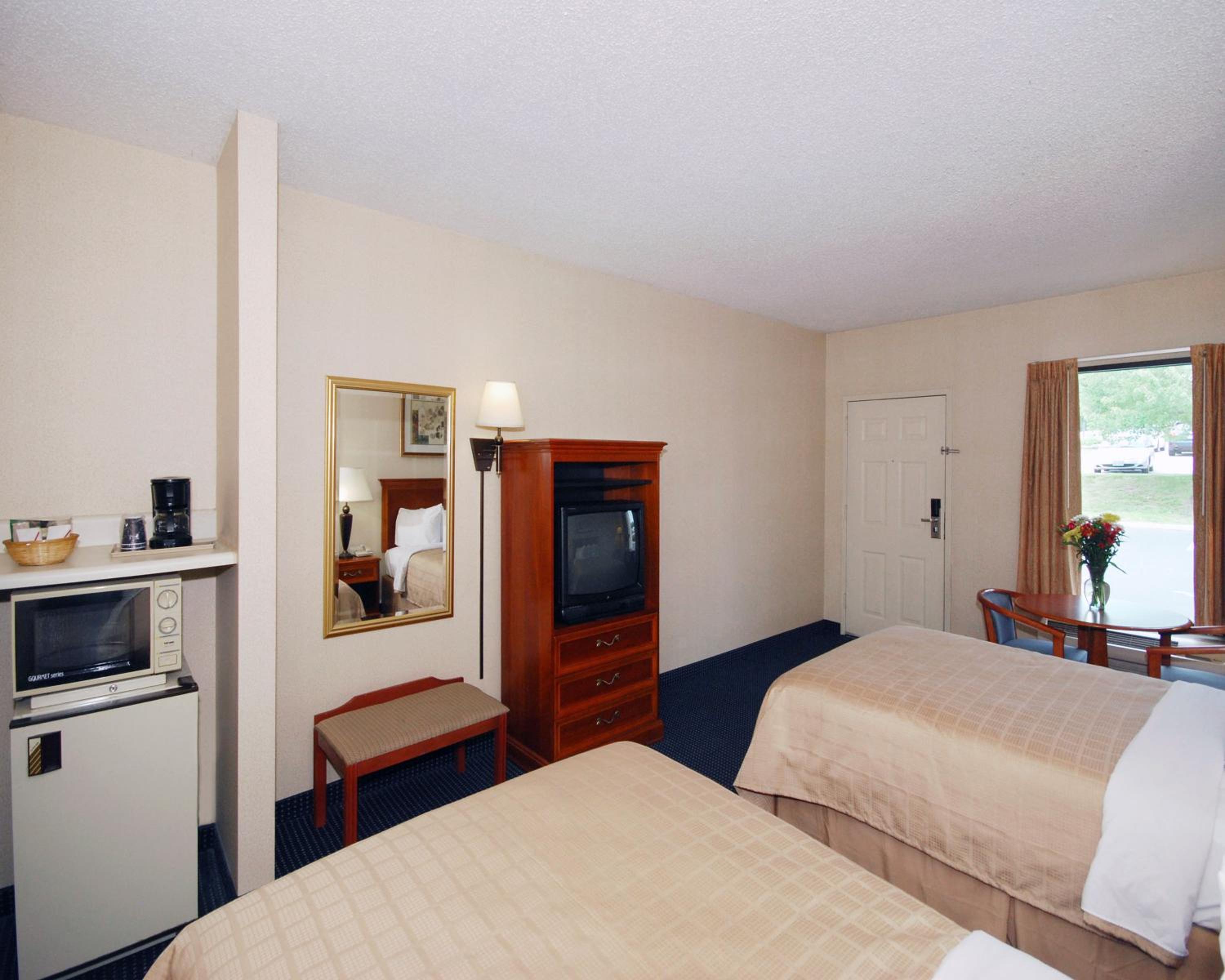 Double Room with Two Double Beds - Non-Smoking - Photo 3