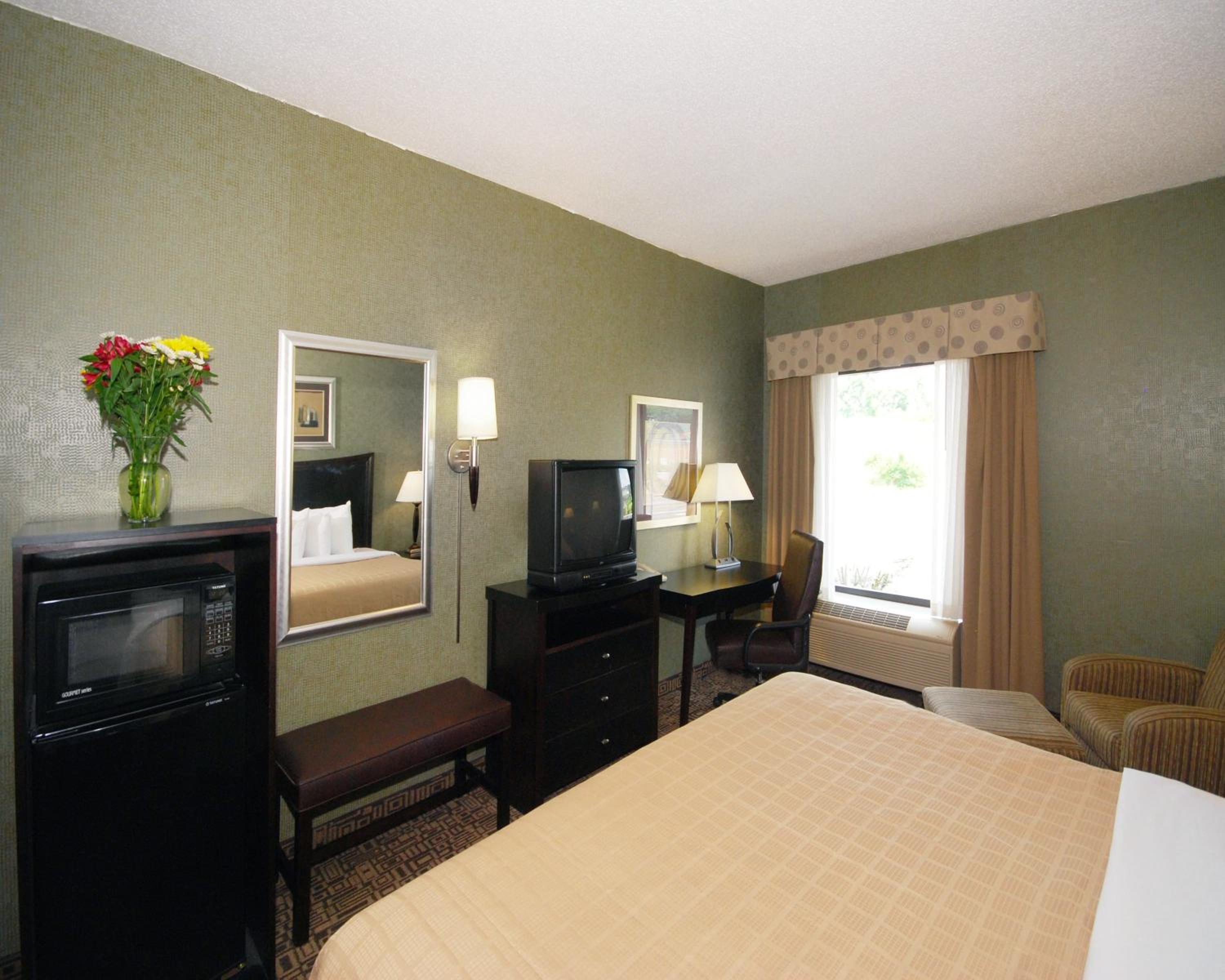 King Room - Non-Smoking - Photo 2