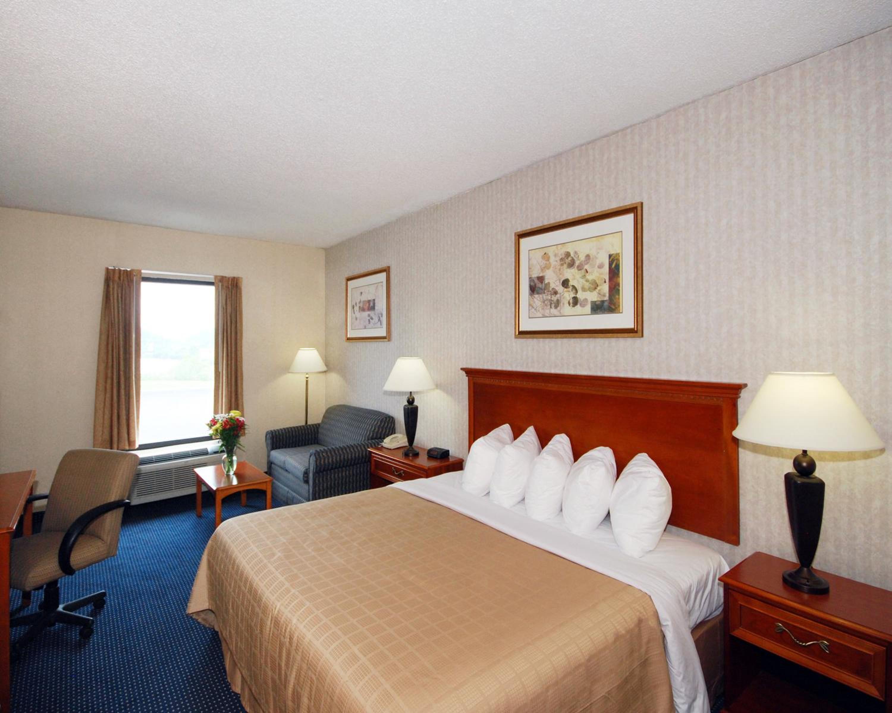 King Room - Non-Smoking - Photo 3