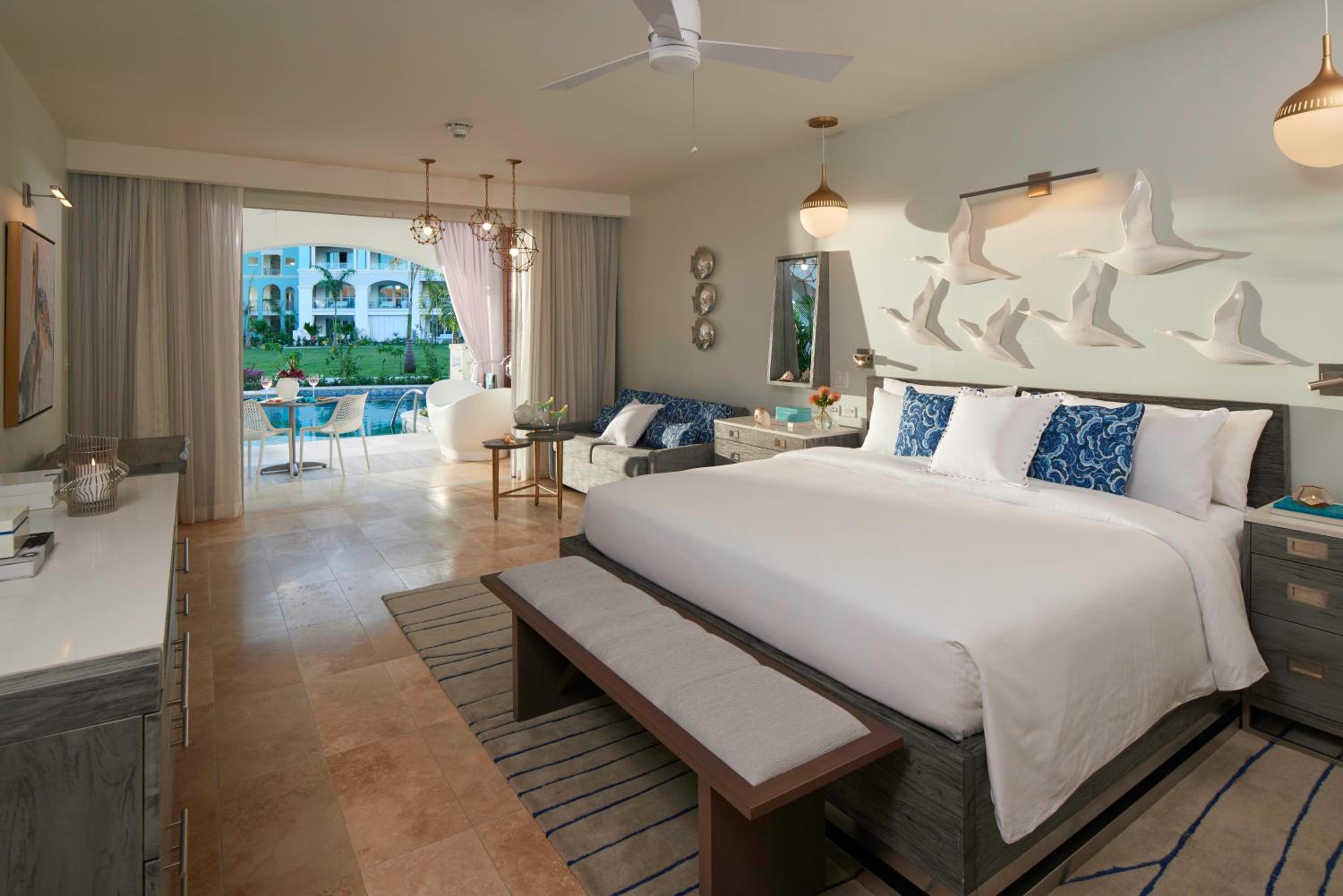 Royal Seaside Swim-up Club Level Ultra Suite w/ Patio Tranquility Soaking Tub