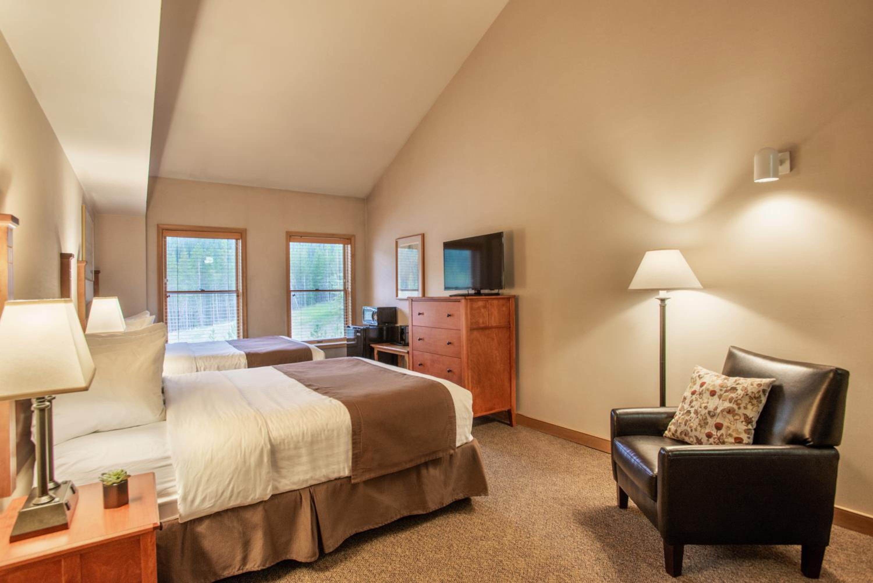 Queen Room with Two Queen Beds photo 1