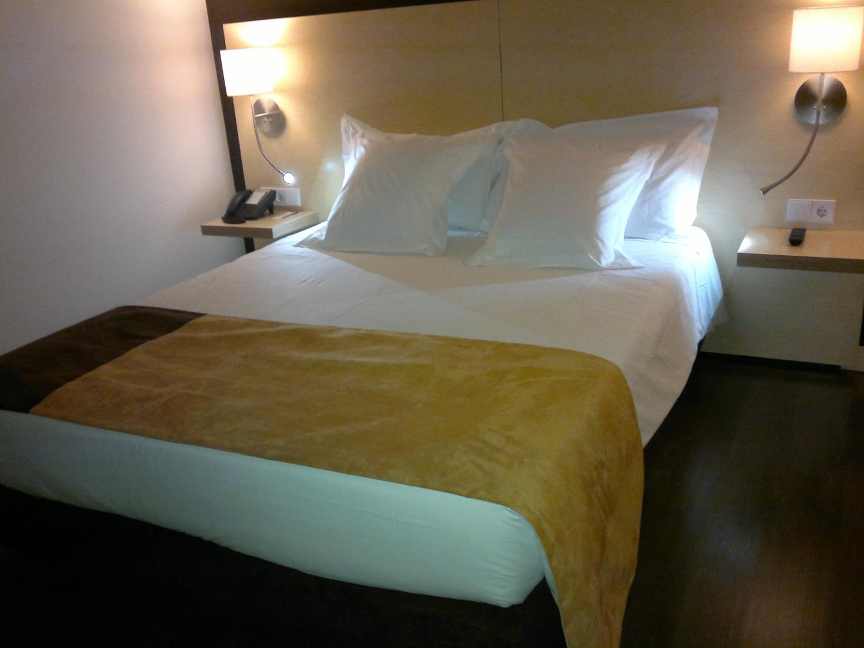 Standard Double Room - Non-Smoking thumbnail 6