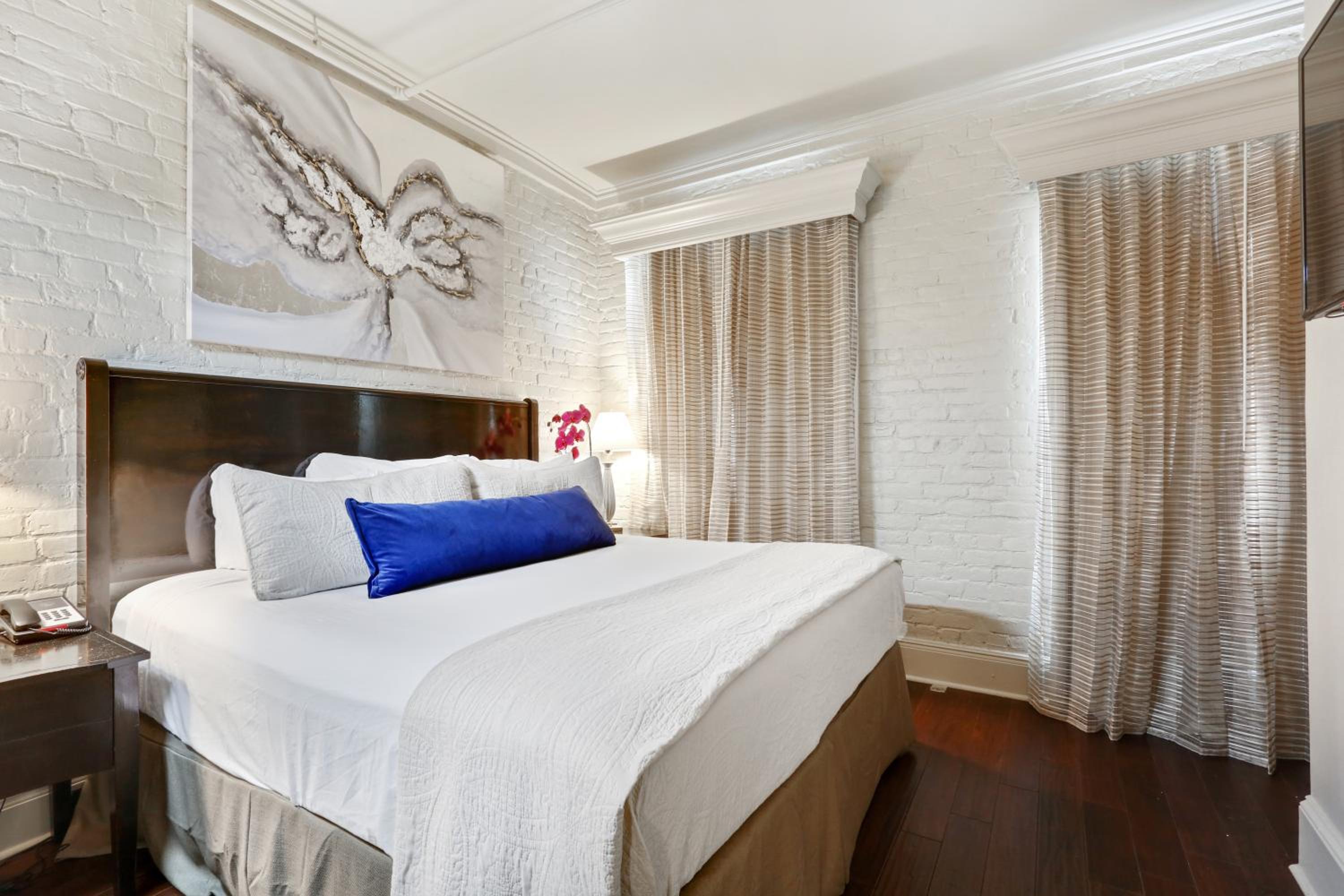 Standard King Room - Photo 4