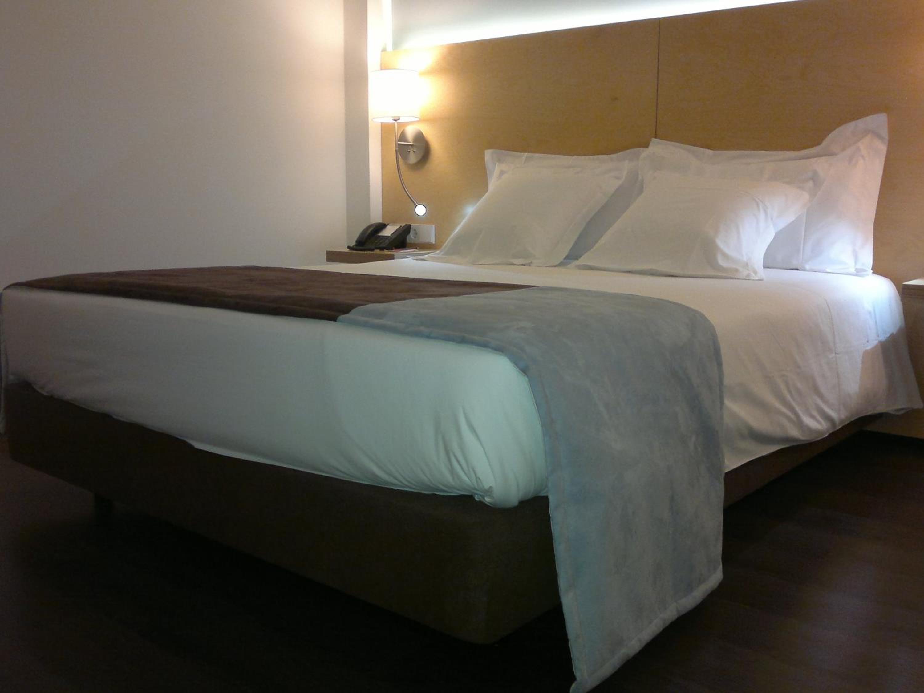 Standard Double Room - Non-Smoking thumbnail 5