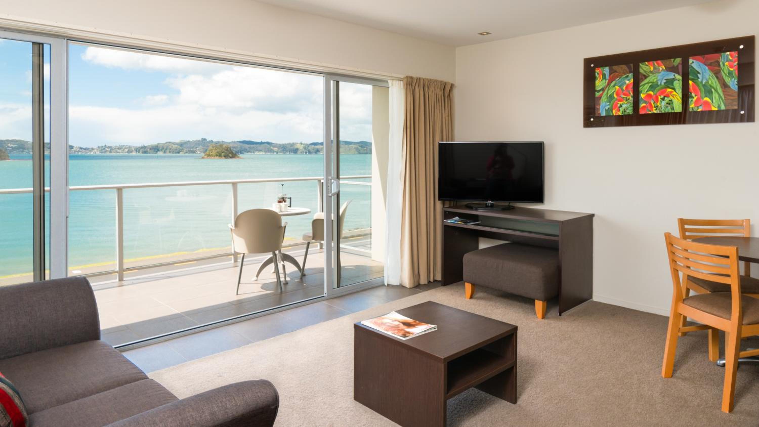 Junior Suite with Harbor View - Photo 4