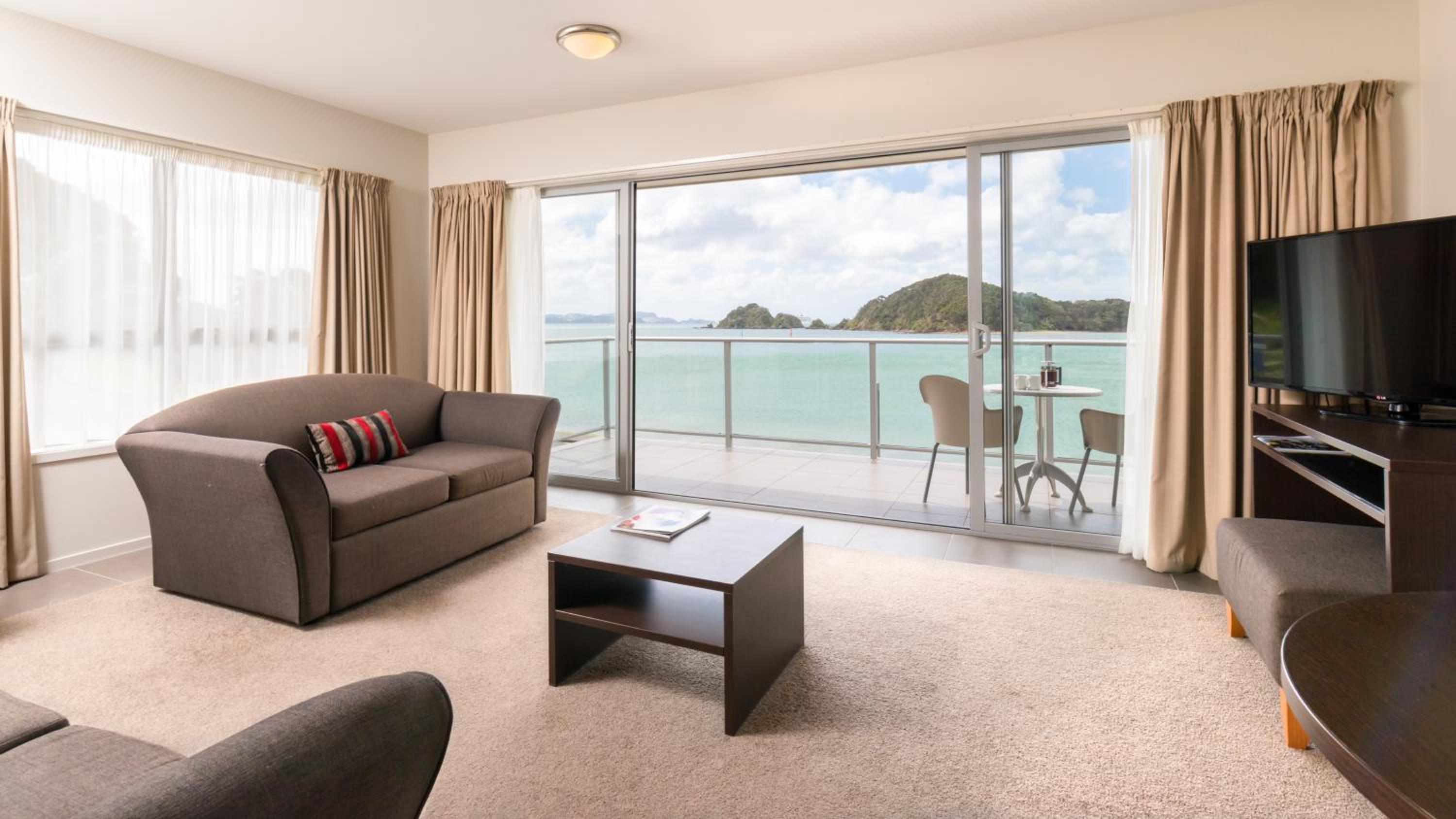 Junior Suite with Harbor View - Photo 2