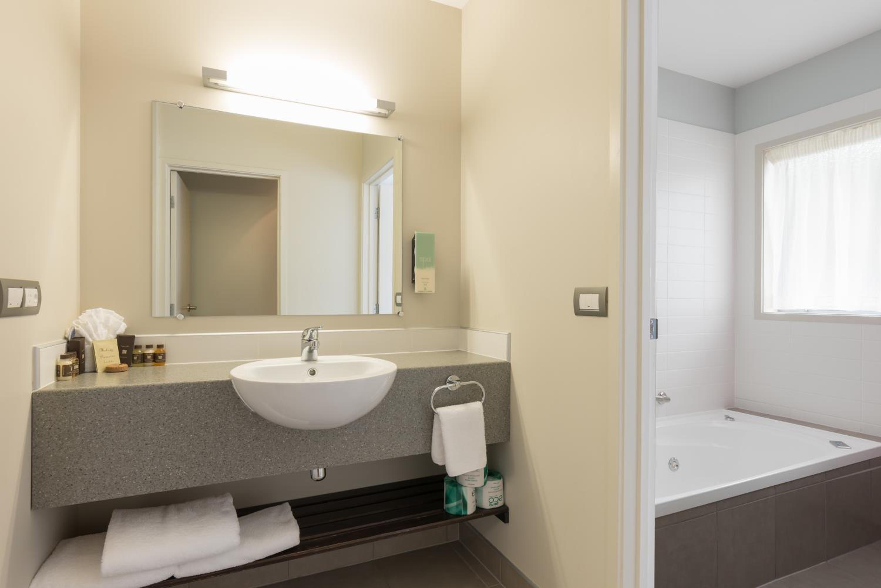 Junior Suite with Harbor View - Photo 5