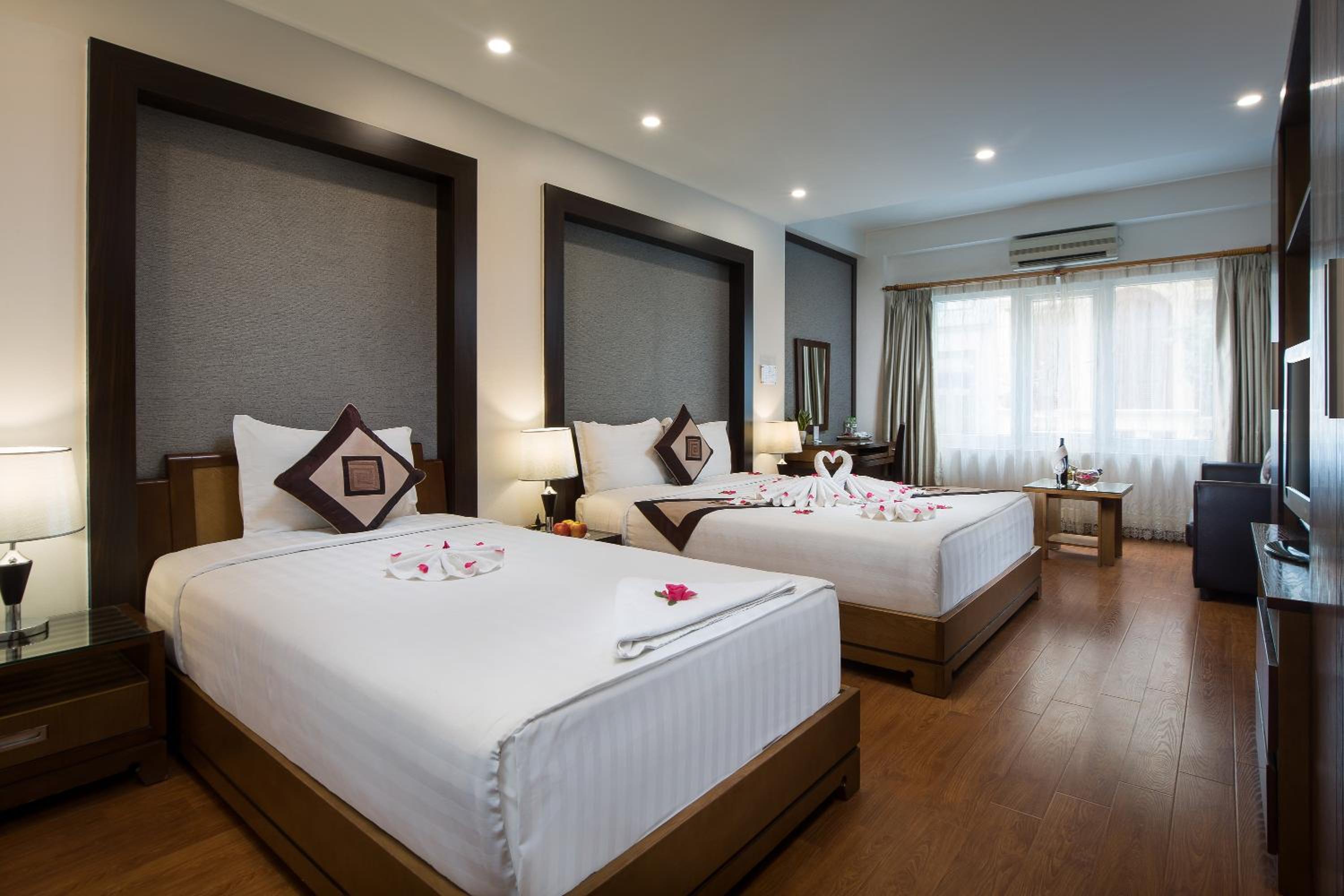 Suite - Photo 1