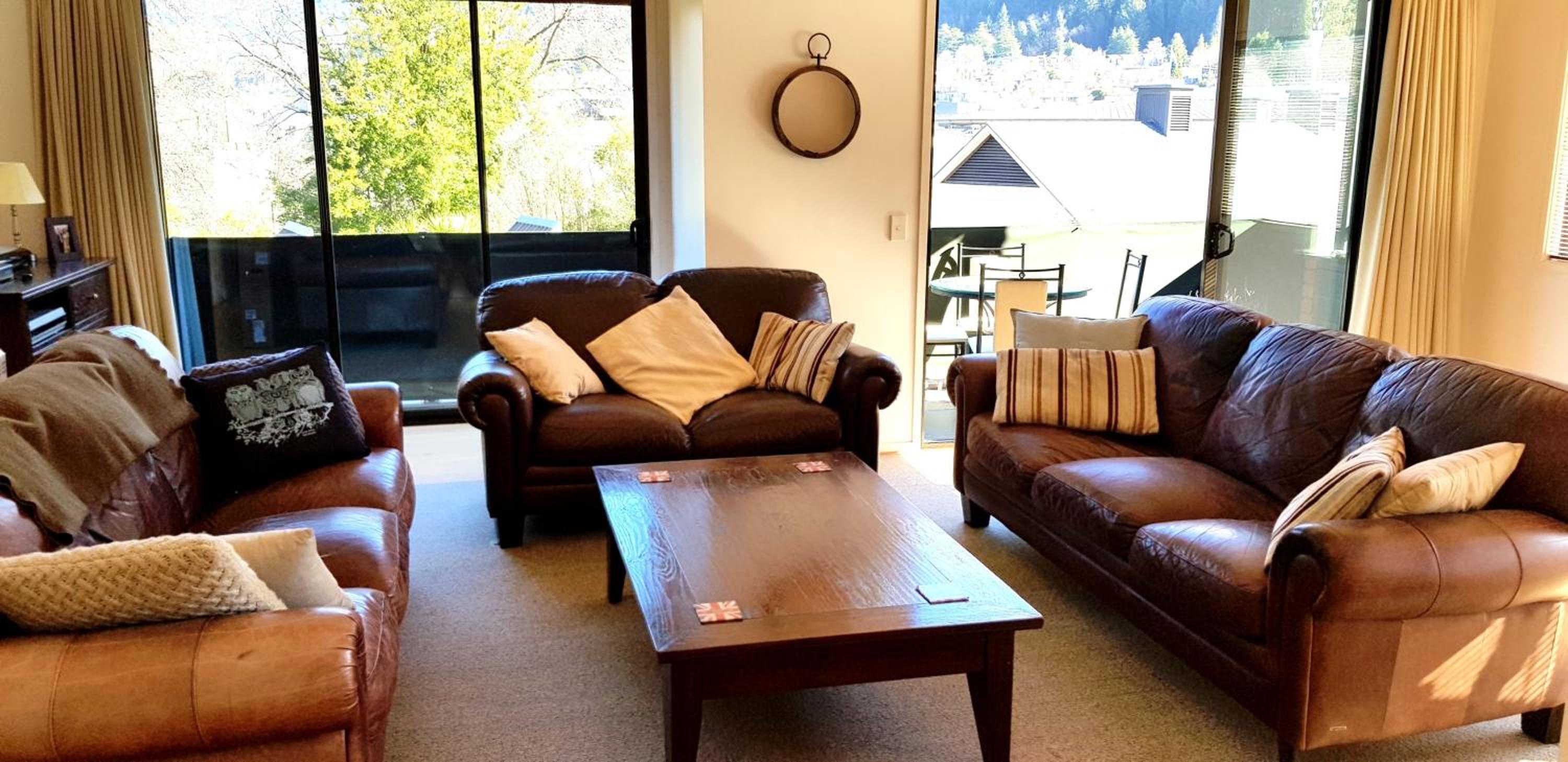 Deluxe Three Bedroom Three-Bathroom Apartment