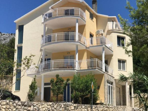 Apartment with Terrace - Photo 7