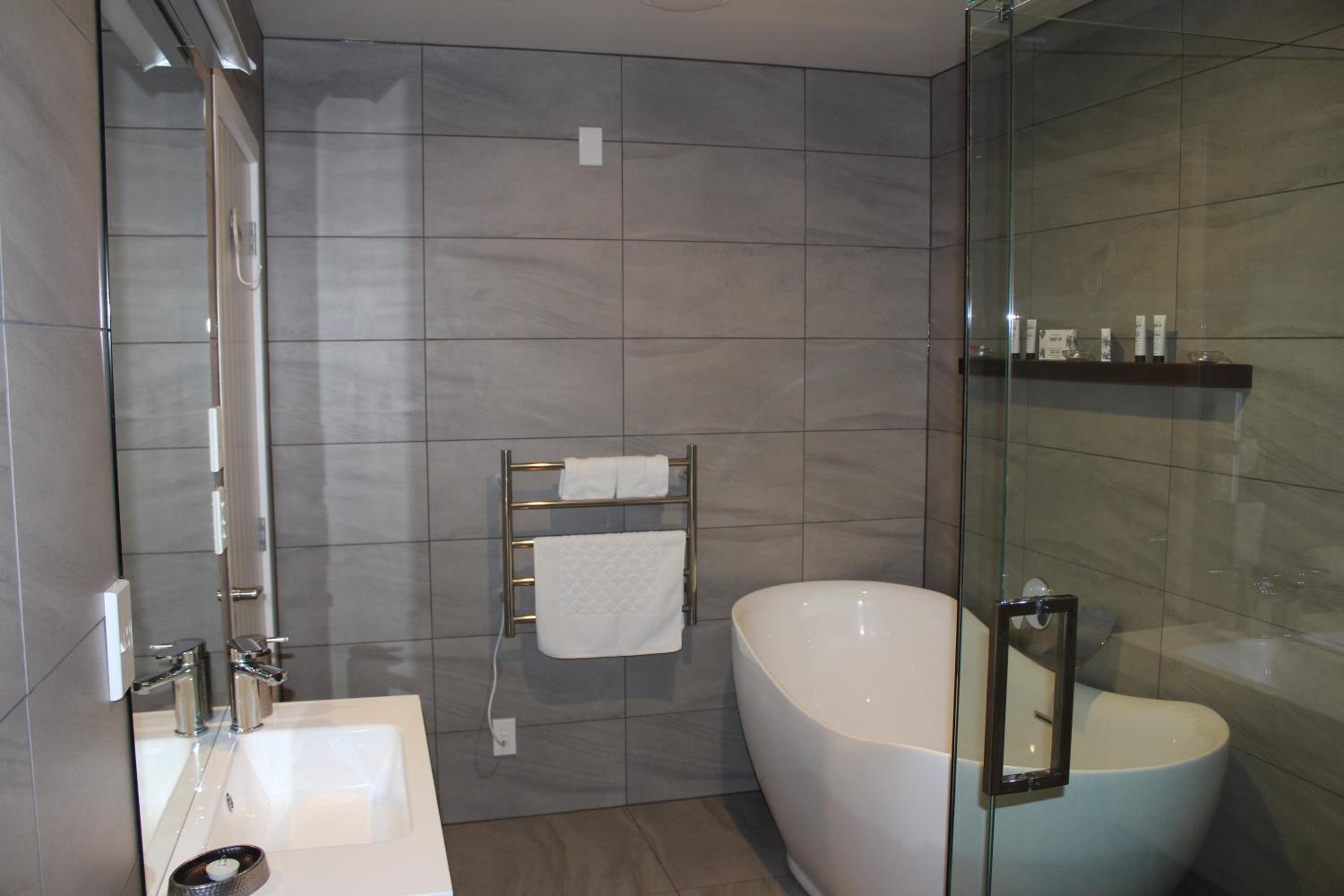 Superior One-Bedroom Apartment with Panoramic Lake View - Photo 12