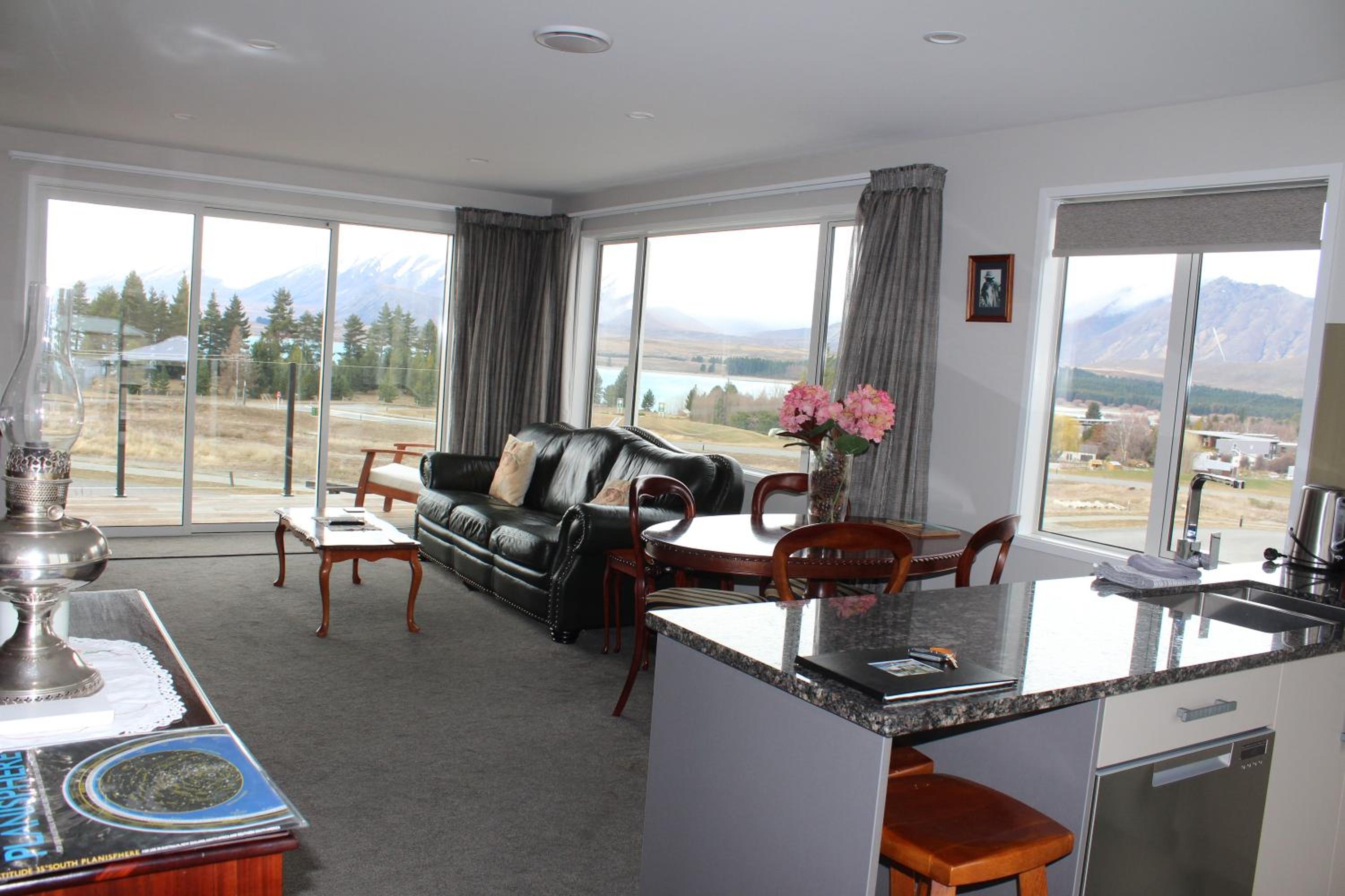 Superior One-Bedroom Apartment with Panoramic Lake View - Photo 1