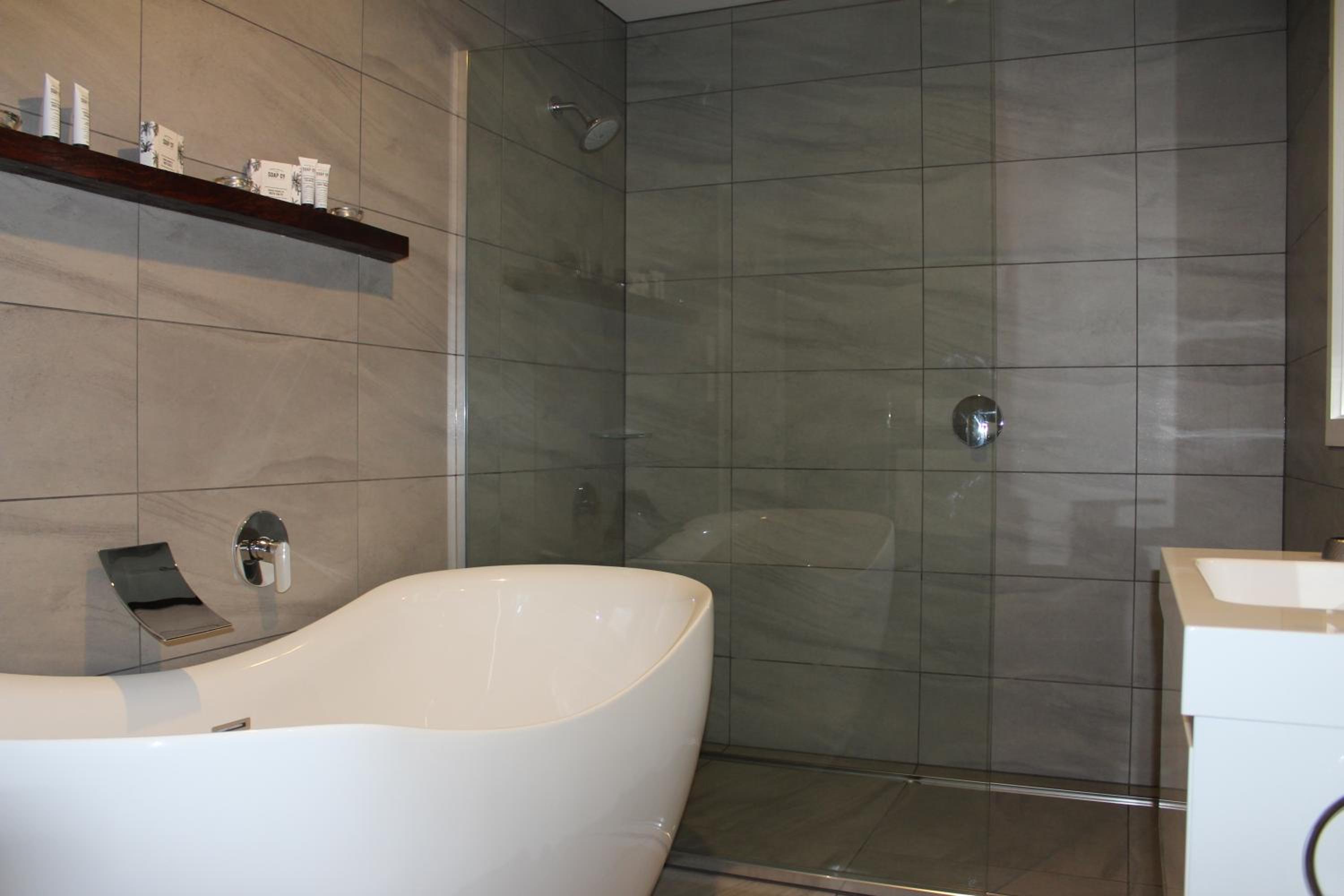 One-Bedroom Apartment with Lake View photo 2