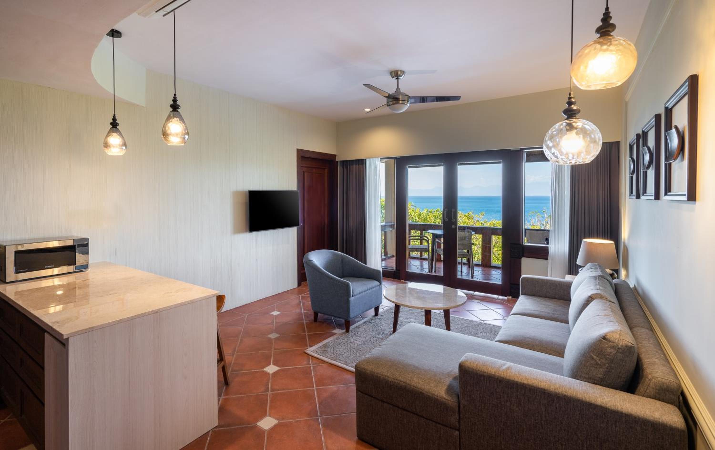 1 Bedroom Deluxe Suite photo 3