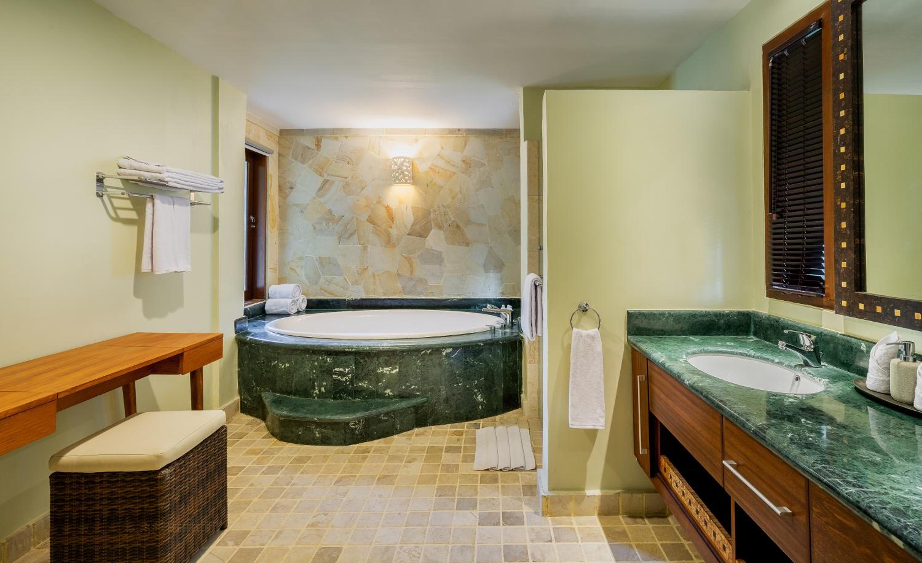 Deluxe 2 Bedroom Residence with Ocean View photo 2