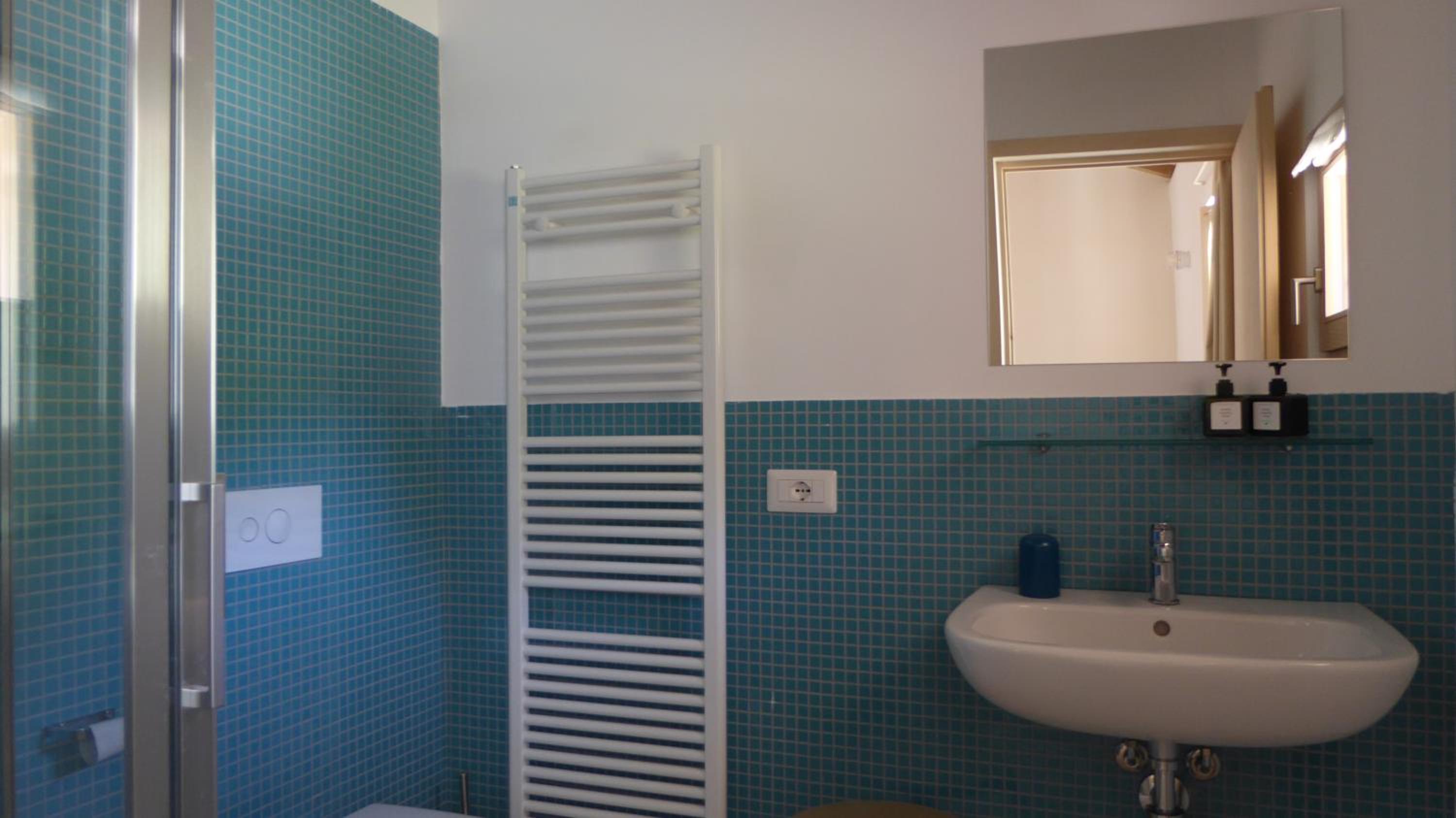 Double or Twin Room with Private Bathroom - Photo 8