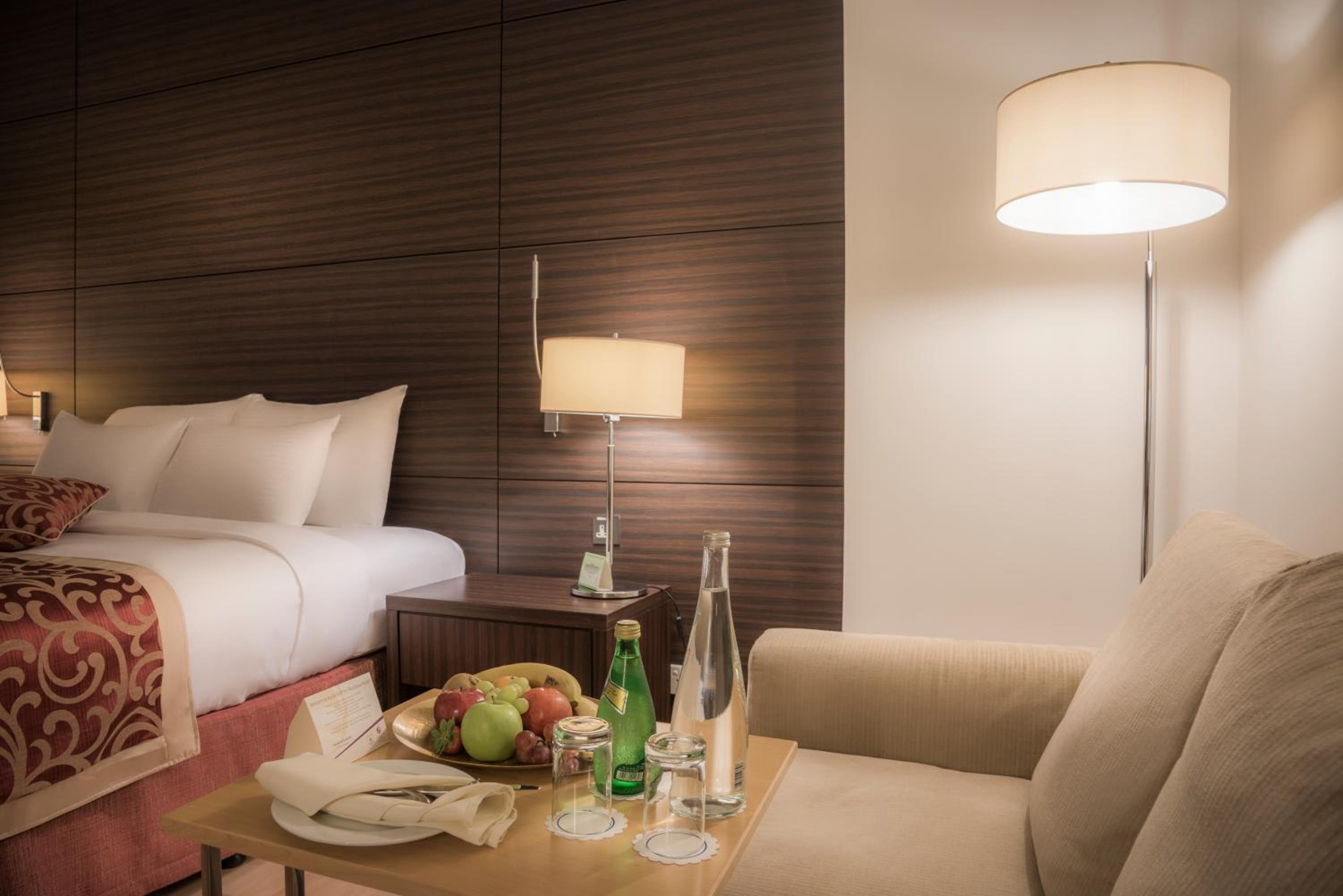 Deluxe Twin with Lounge Area and Bathtub photo 1