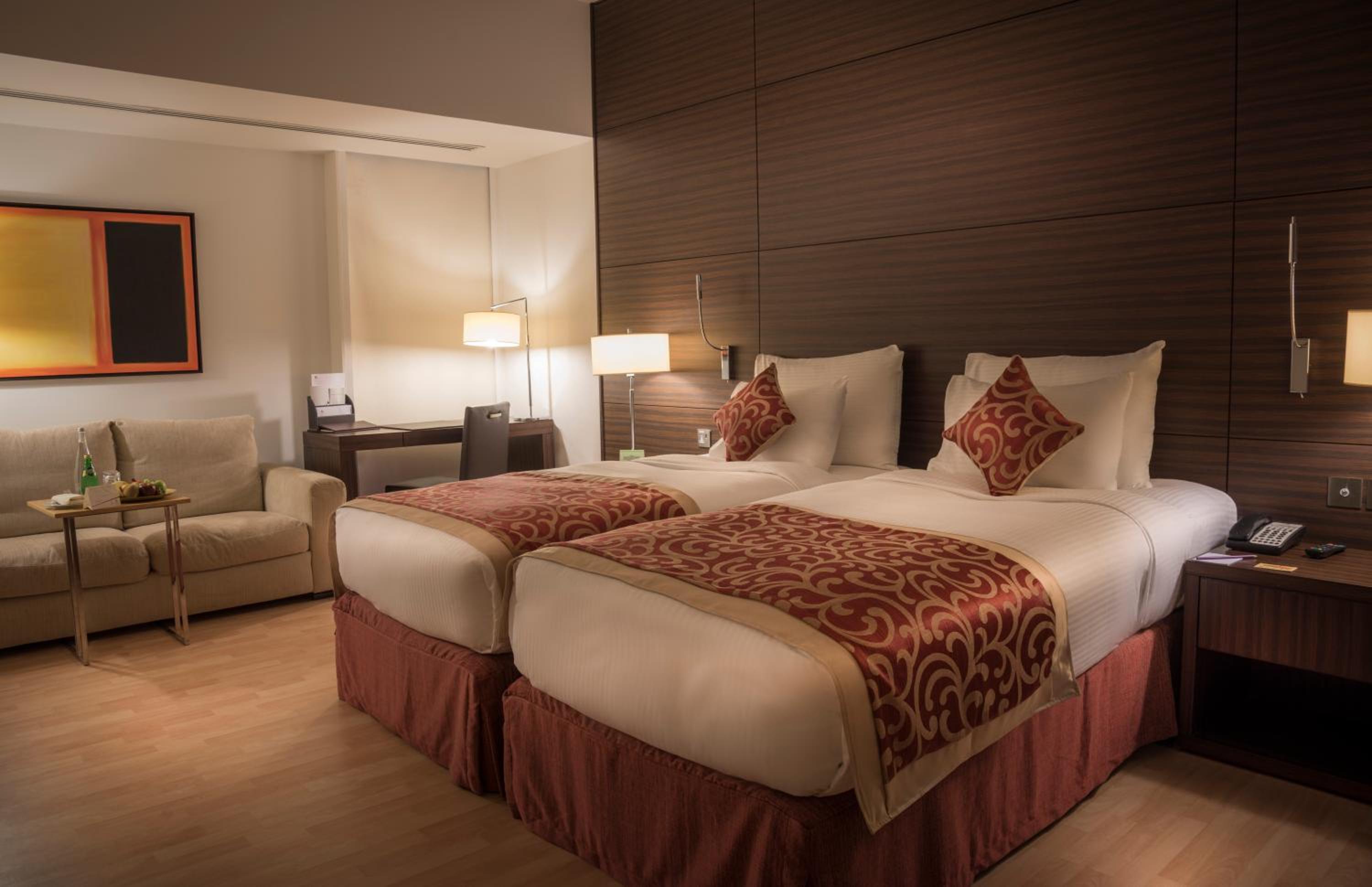 Deluxe Twin with Lounge Area and Bathtub photo 2