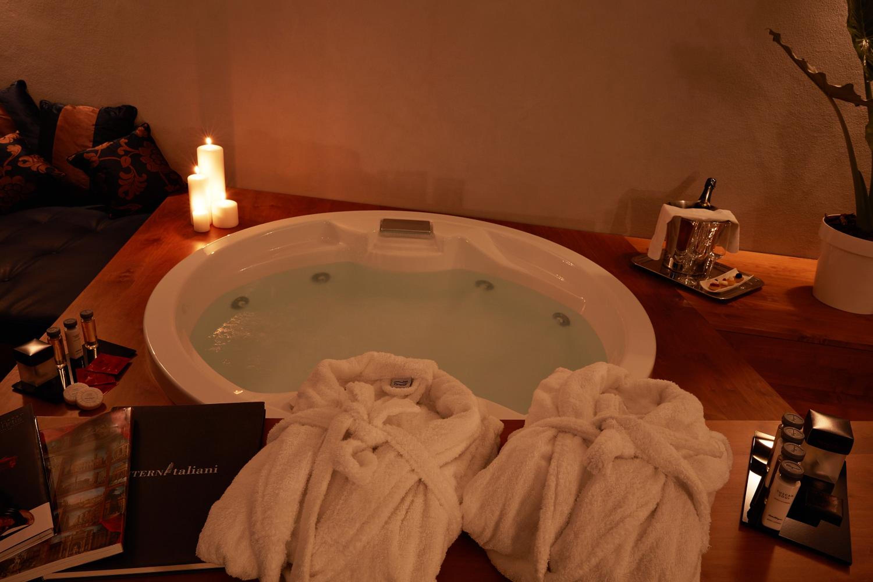 Junior Suite with Hot Tub thumbnail 6