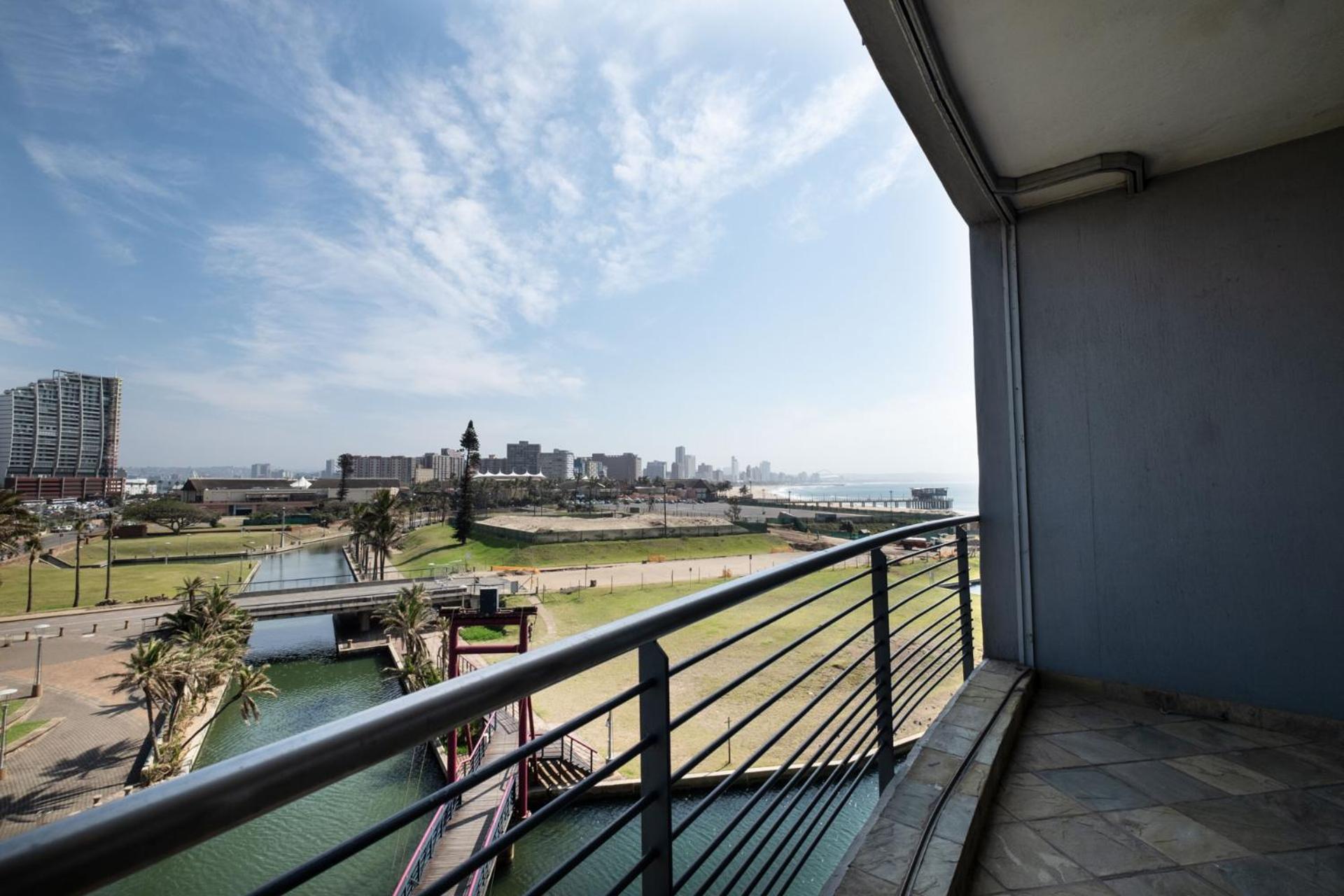 Comfort Three-Bedroom Apartment With Harbor View photo 2
