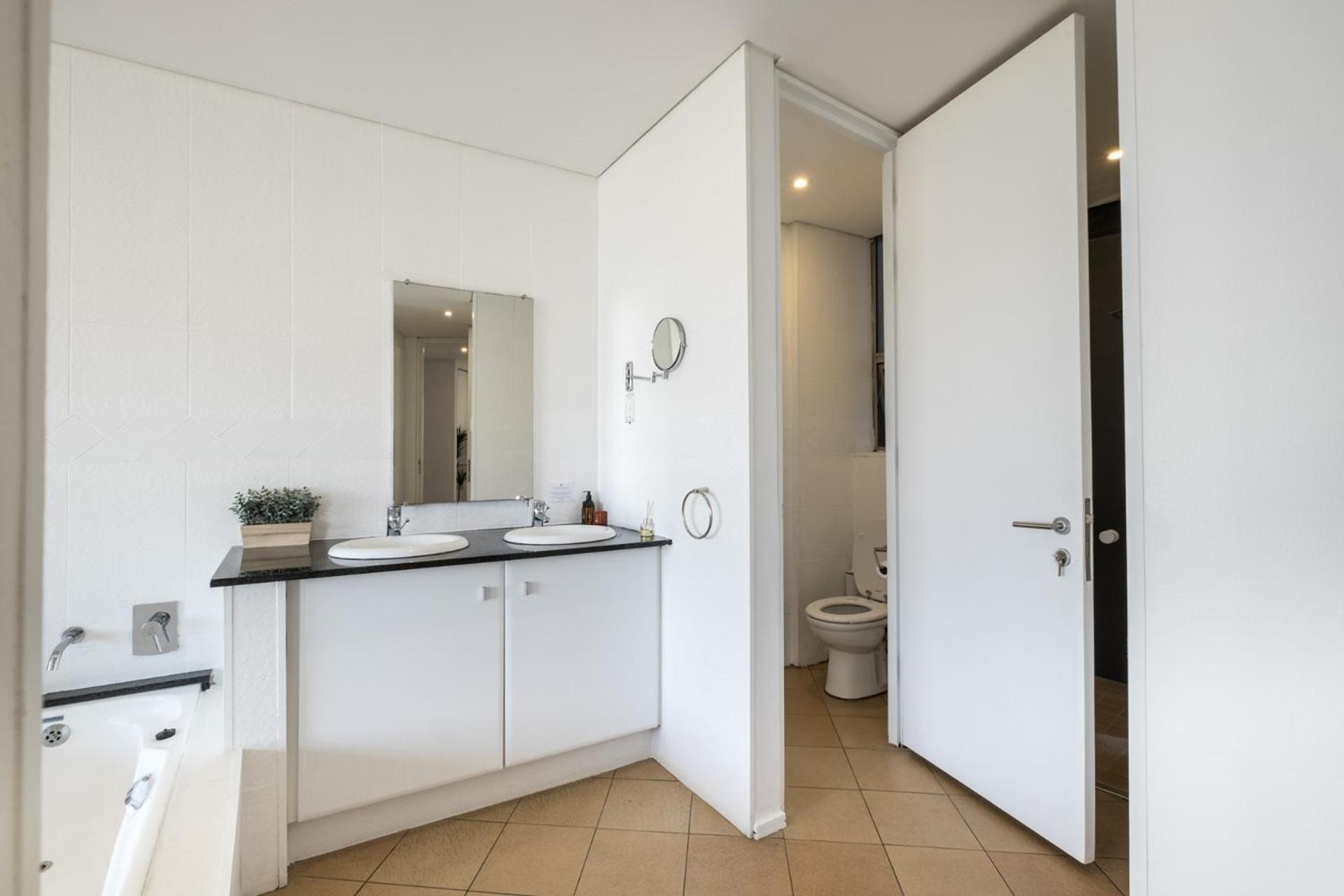 Comfort Three-Bedroom Apartment With Harbor View photo 3