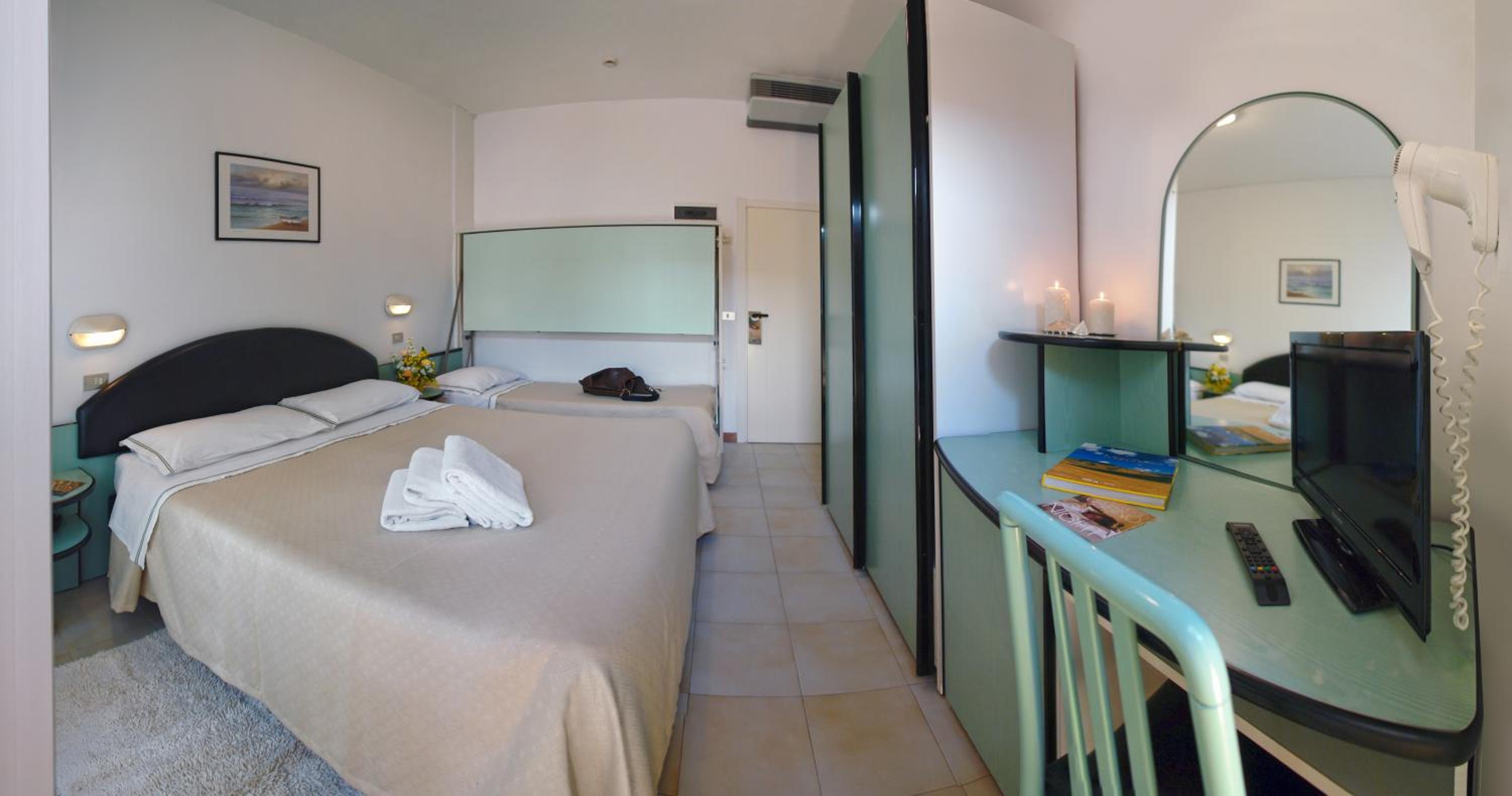 Economy Triple Room photo 3