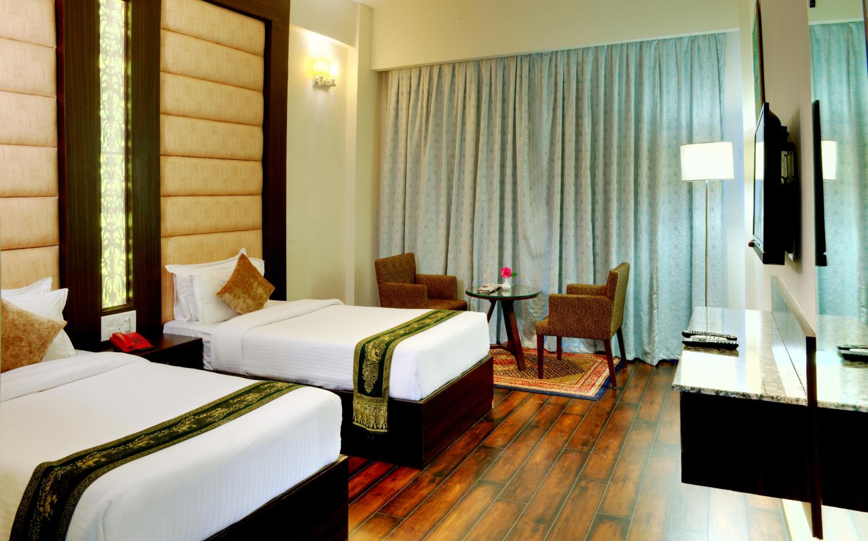 Deluxe Room (Complimentary One-way Local Transfers and 15% Off on Laundry service for upto 2 clothing item) photo 1