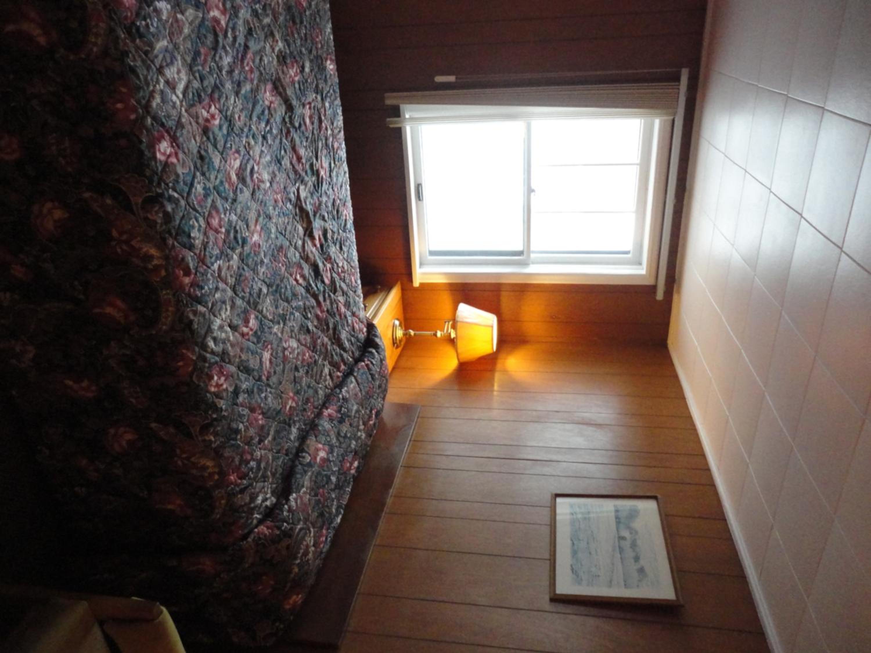 Queen Room - Non-Smoking