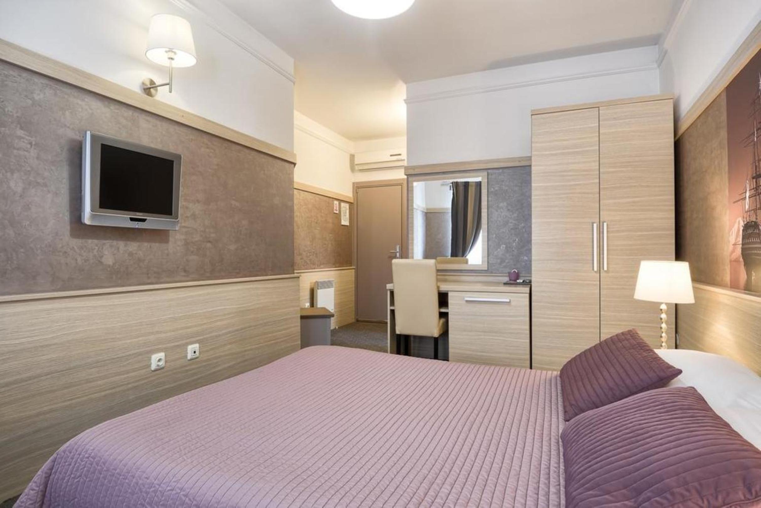 Double or Twin Room - Photo 7
