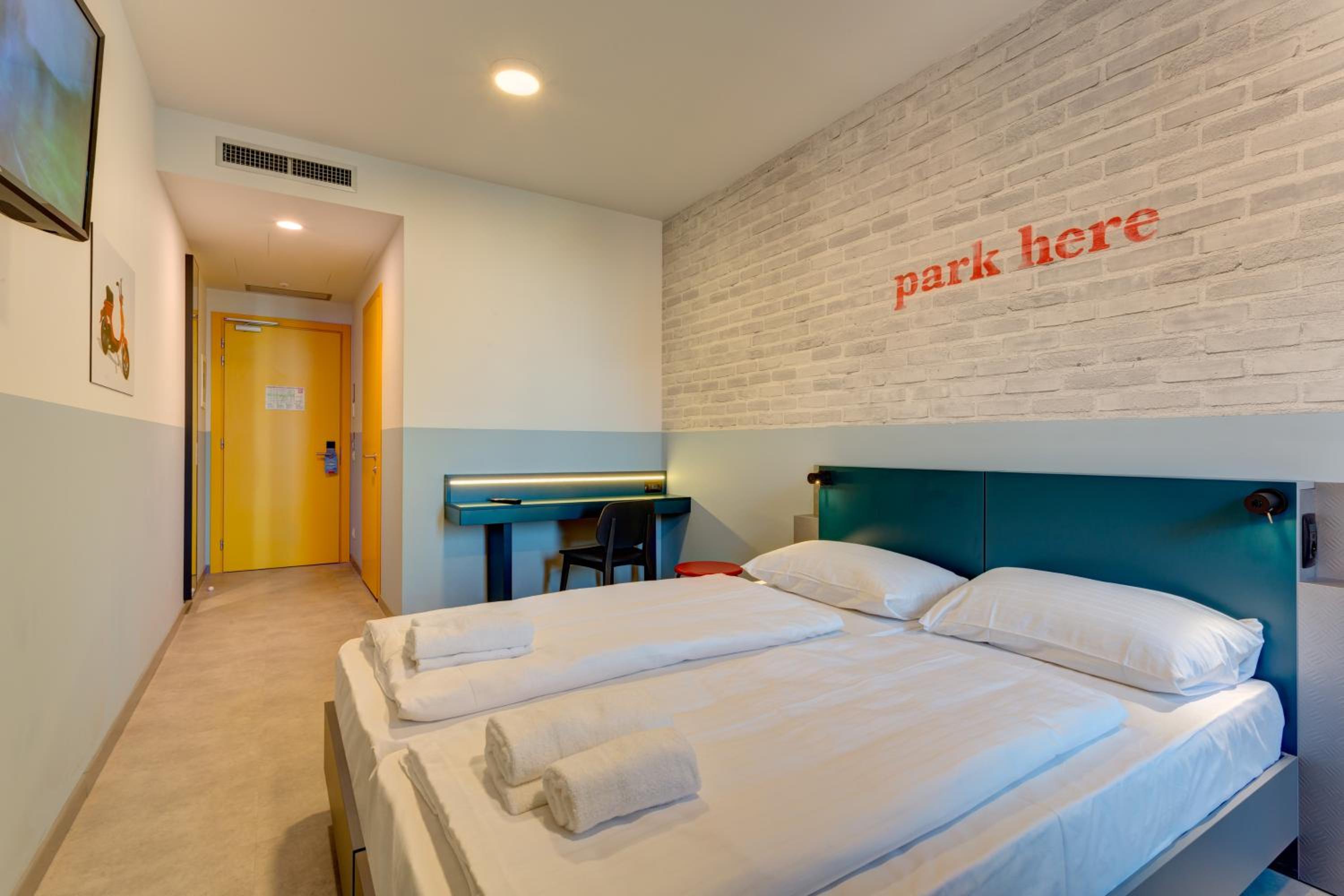 Double Room (1 Adult)