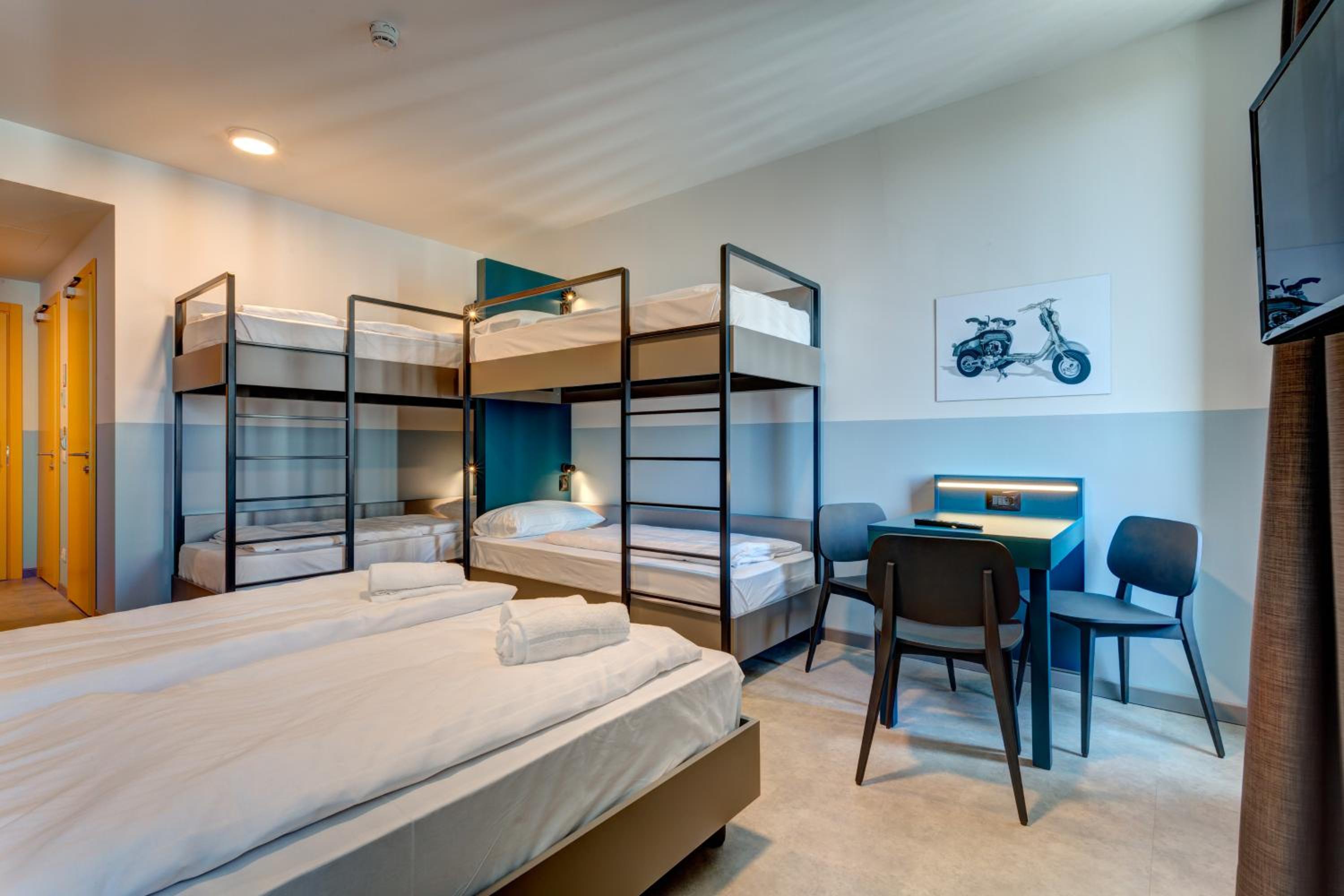 6-Bed Room