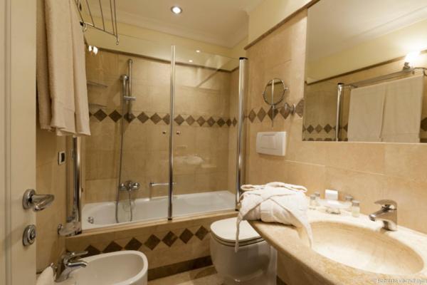 Superior Triple Room with Partial Sea View - Photo 4