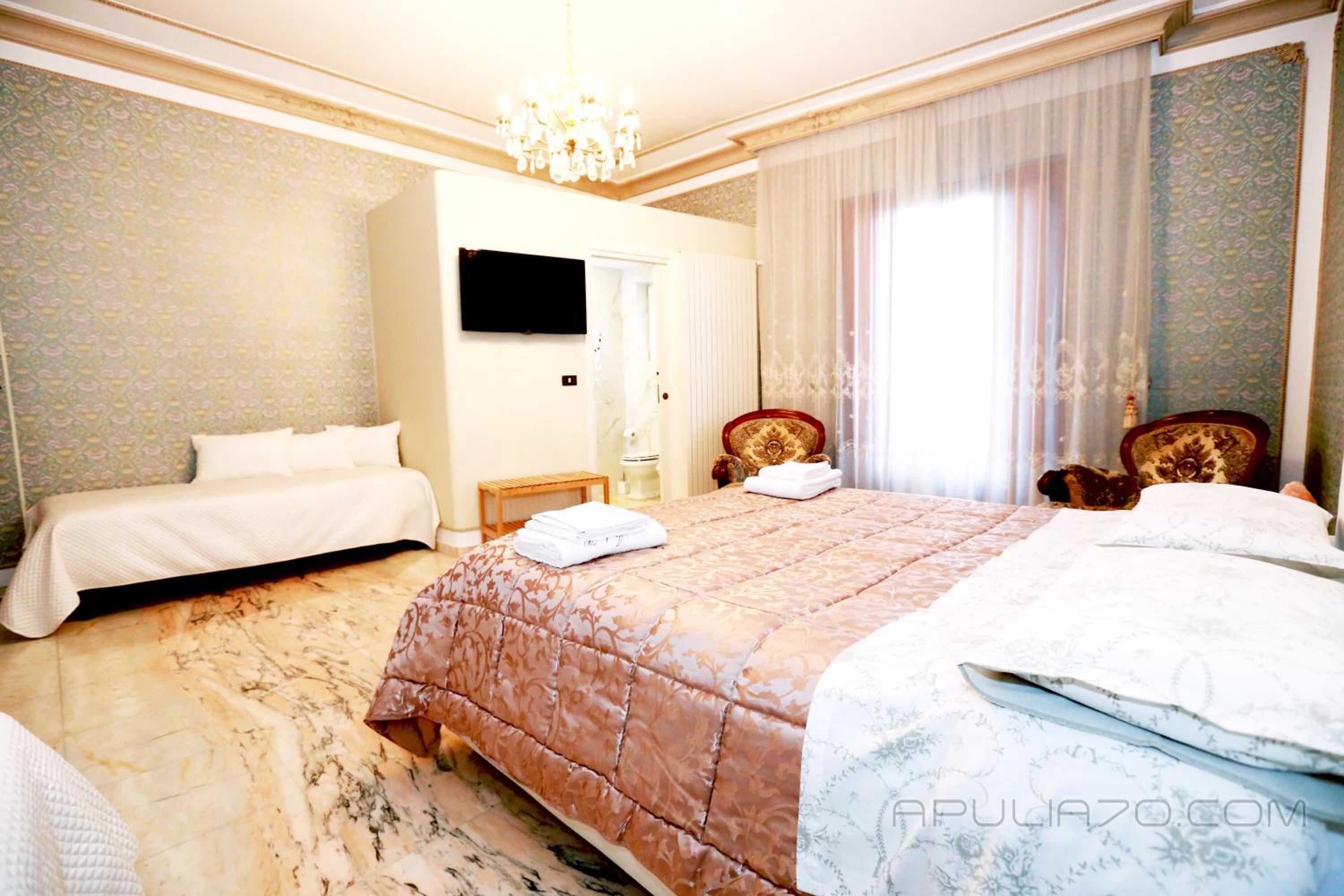 Deluxe King Suite photo 1