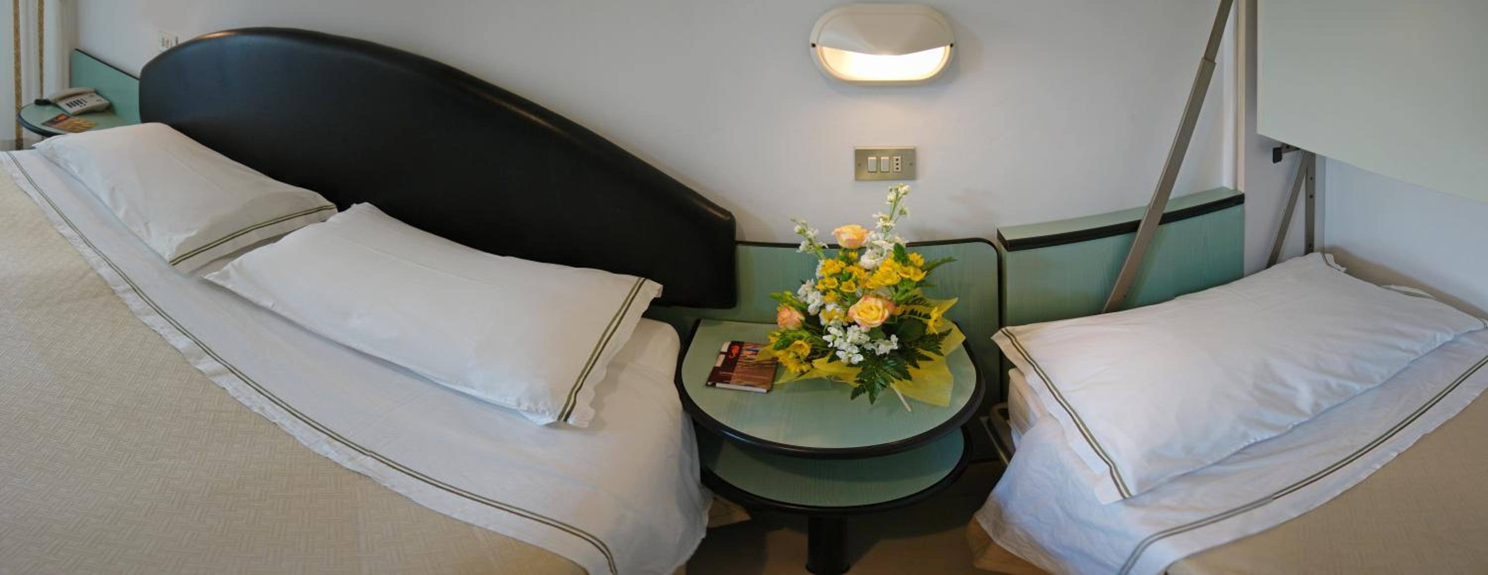 Economy Triple Room photo 2