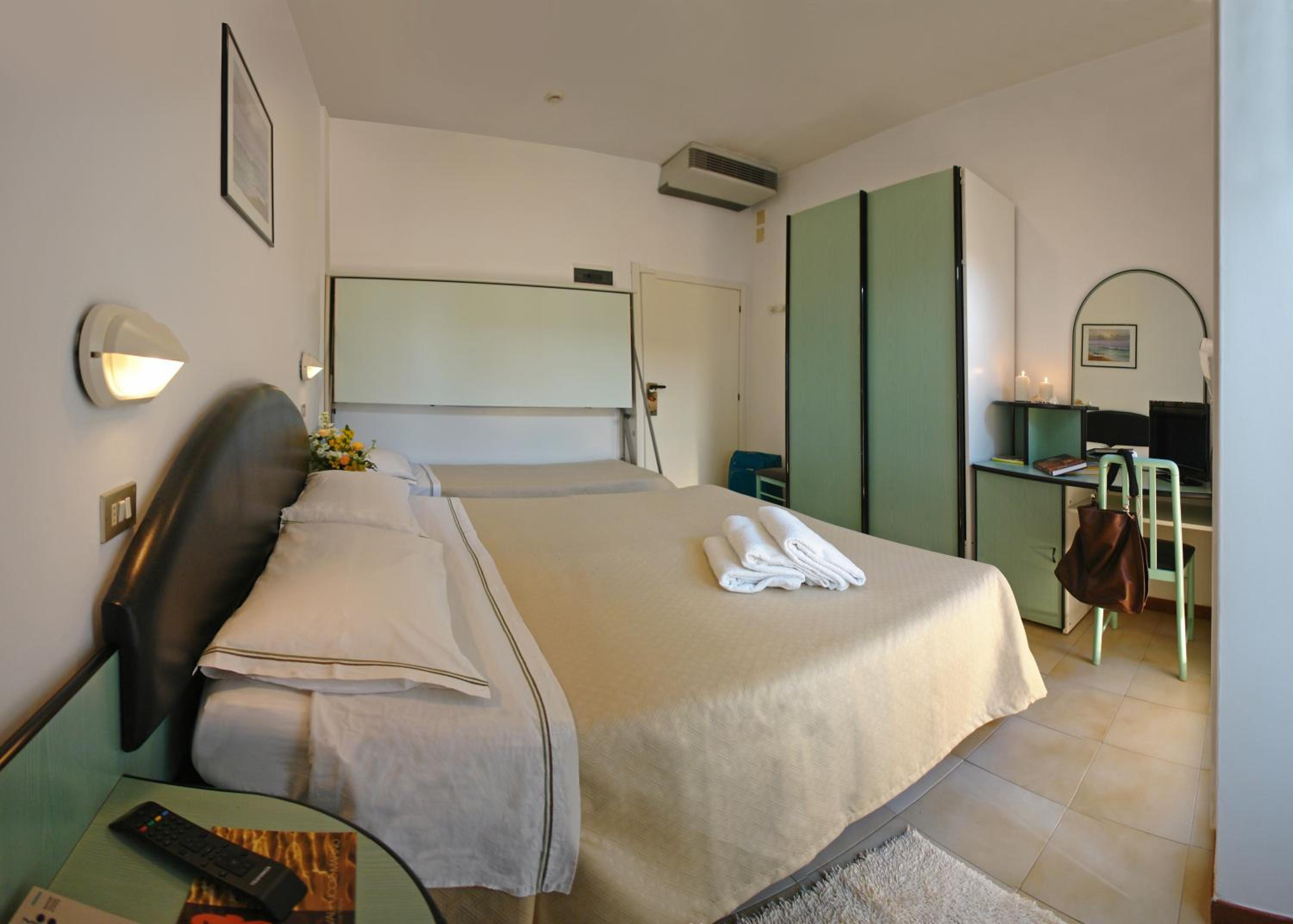 Economy Triple Room photo 1