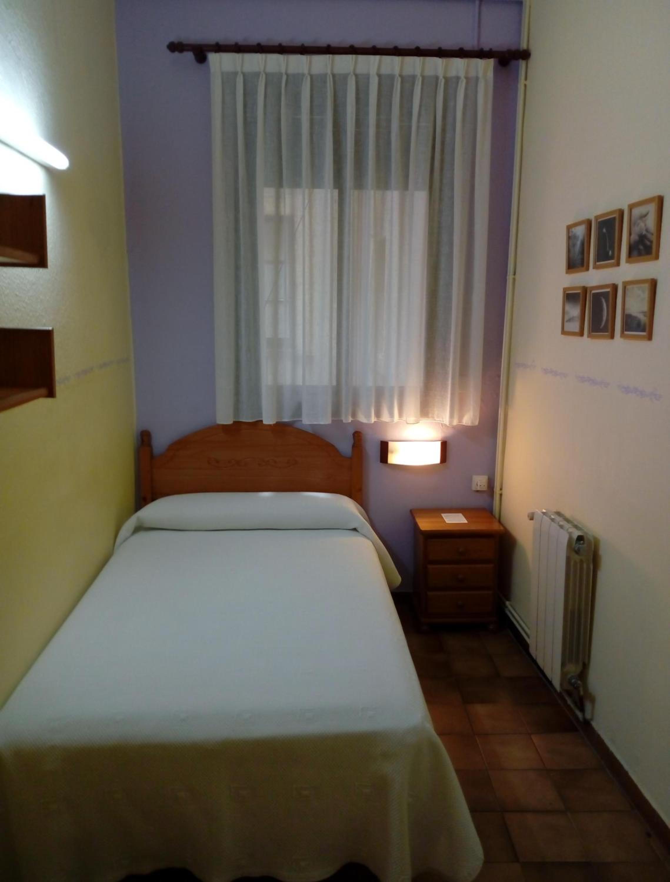Habitación individual interior con baño compartido