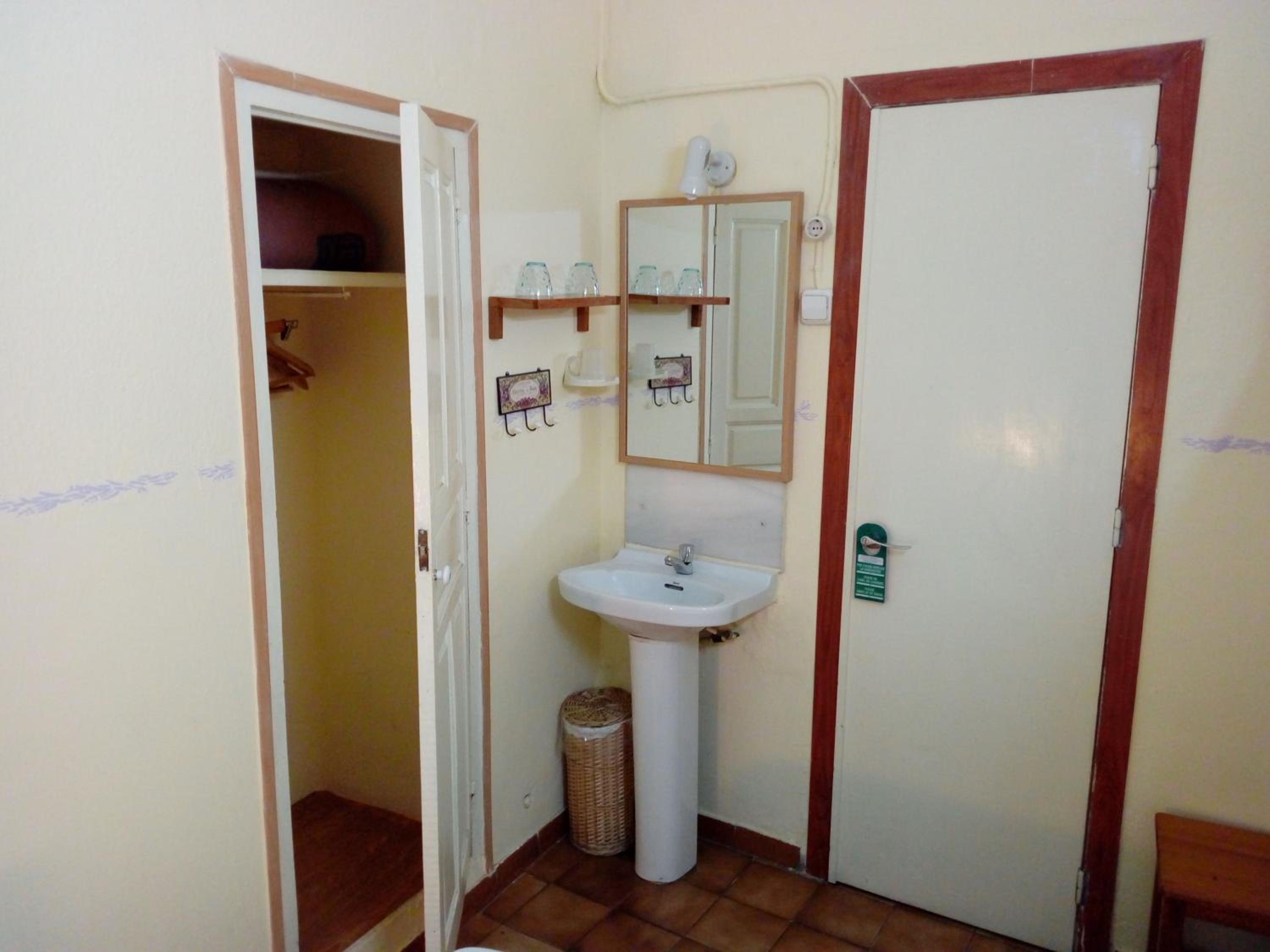Interior Single Room with Shared Bathroom photo 2