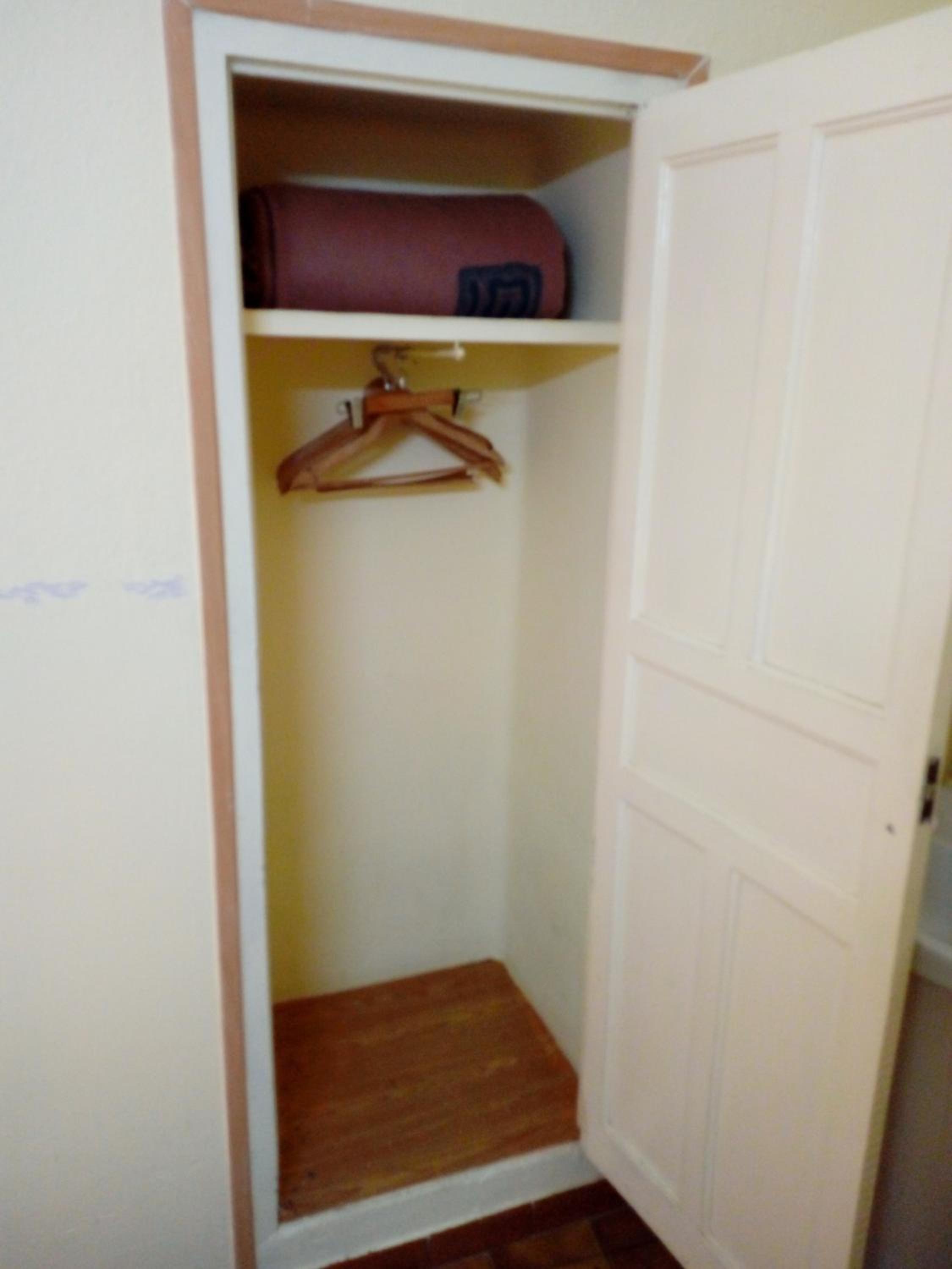Interior Single Room with Shared Bathroom photo 3