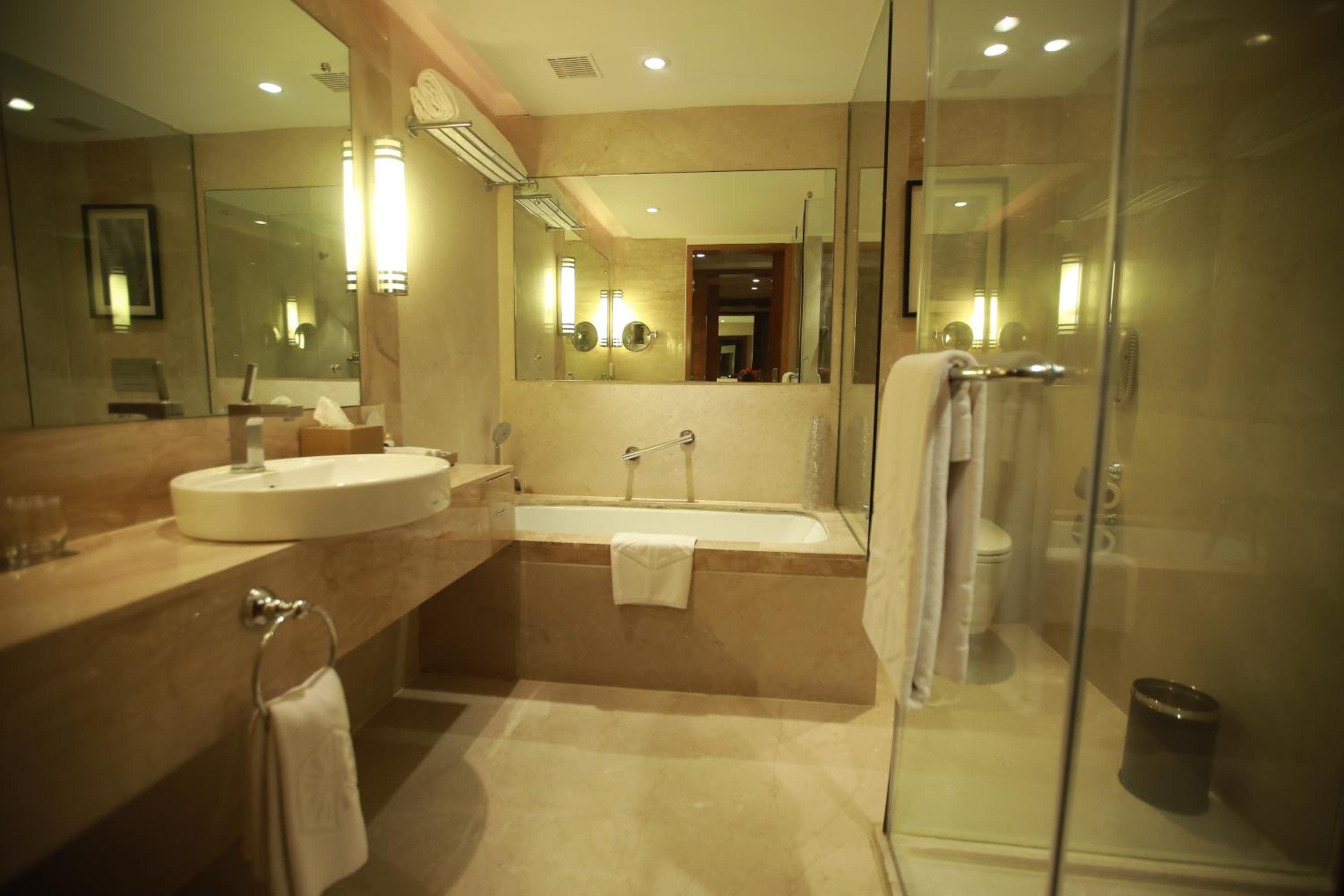 Luxury Room with King Bed - Photo 9
