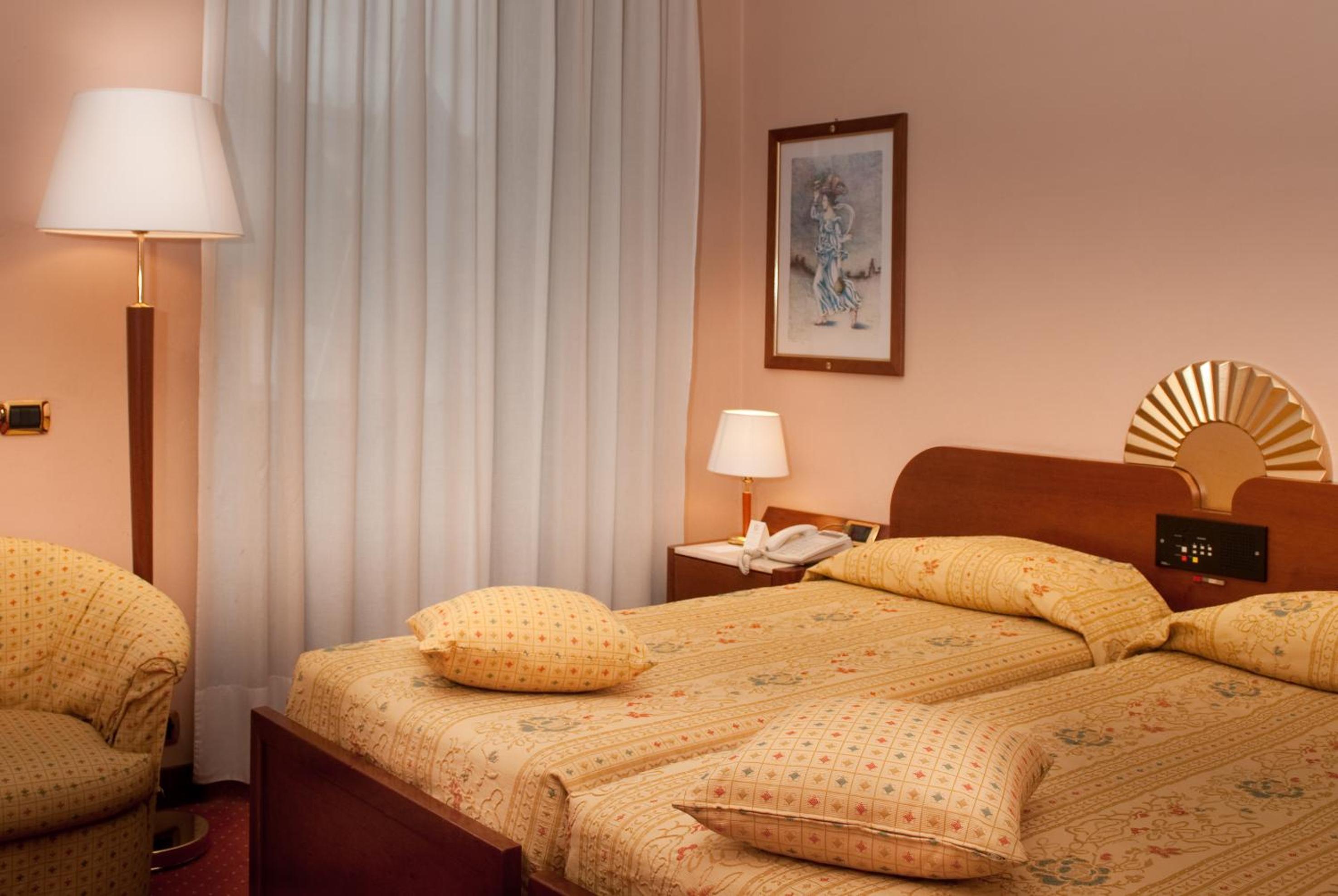 Two Connecting Double or Twin Rooms thumbnail 6