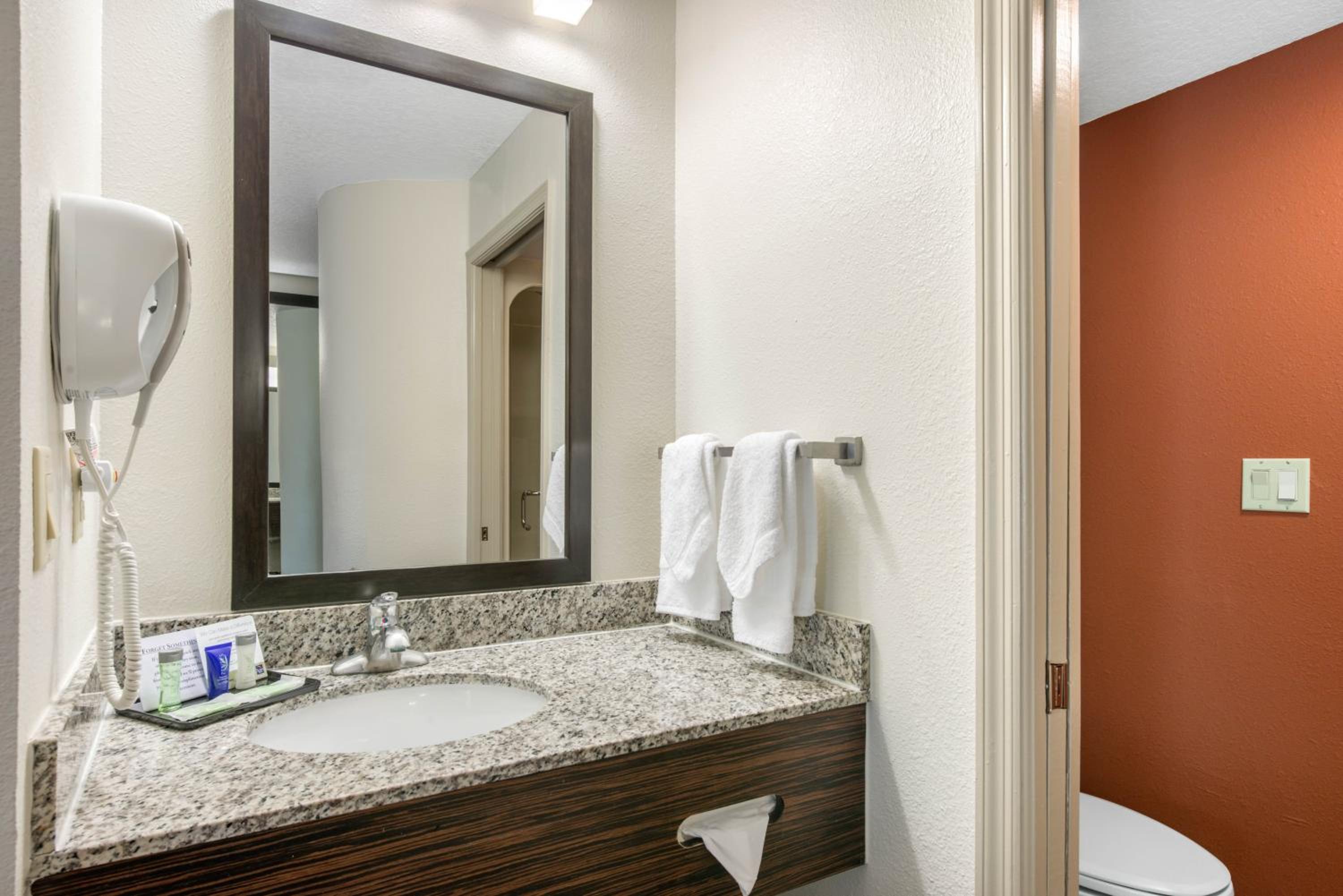 King Suite - Non-Smoking - Photo 6