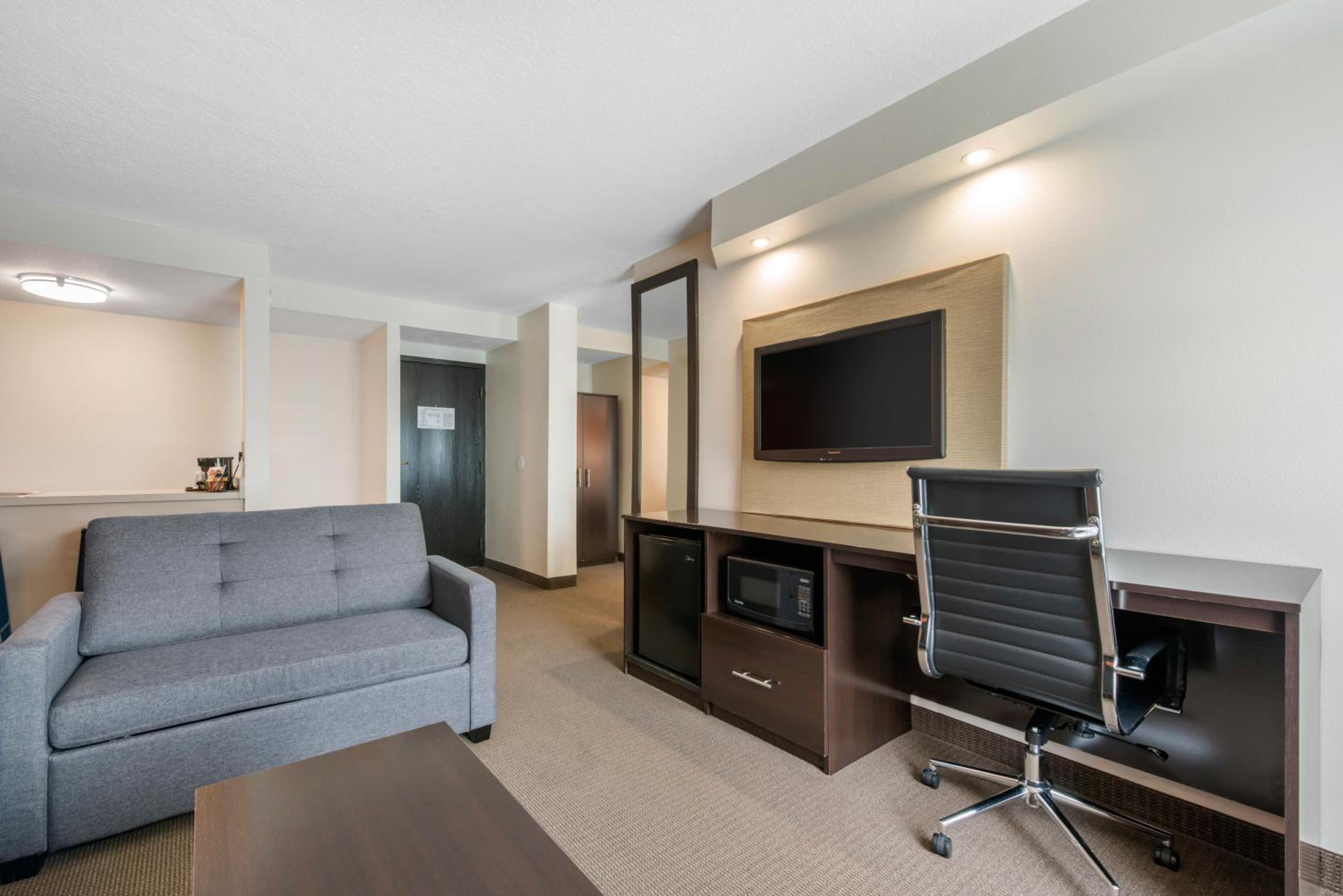 King Suite - Non-Smoking - Photo 2