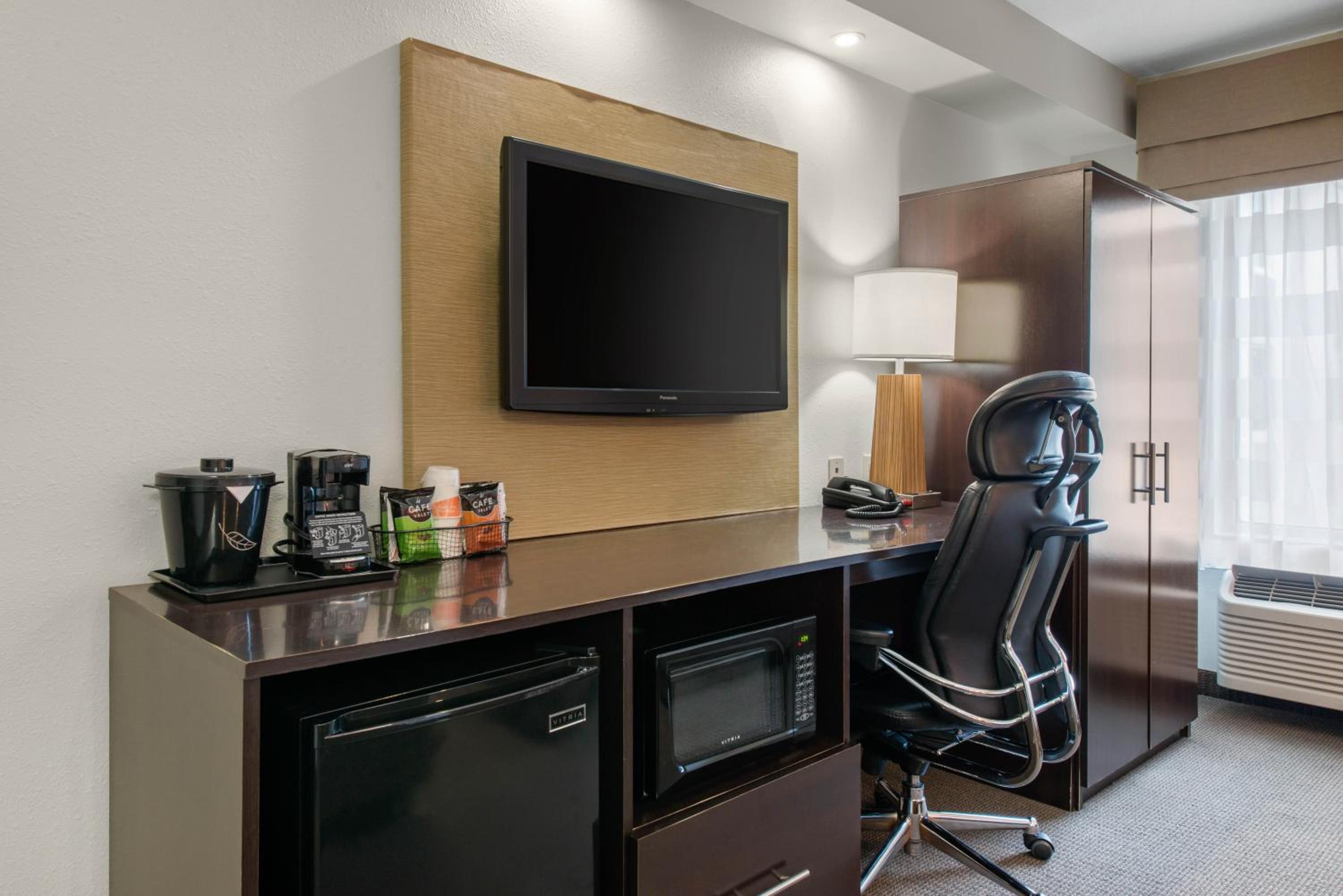 King Suite - Non-Smoking - Photo 5