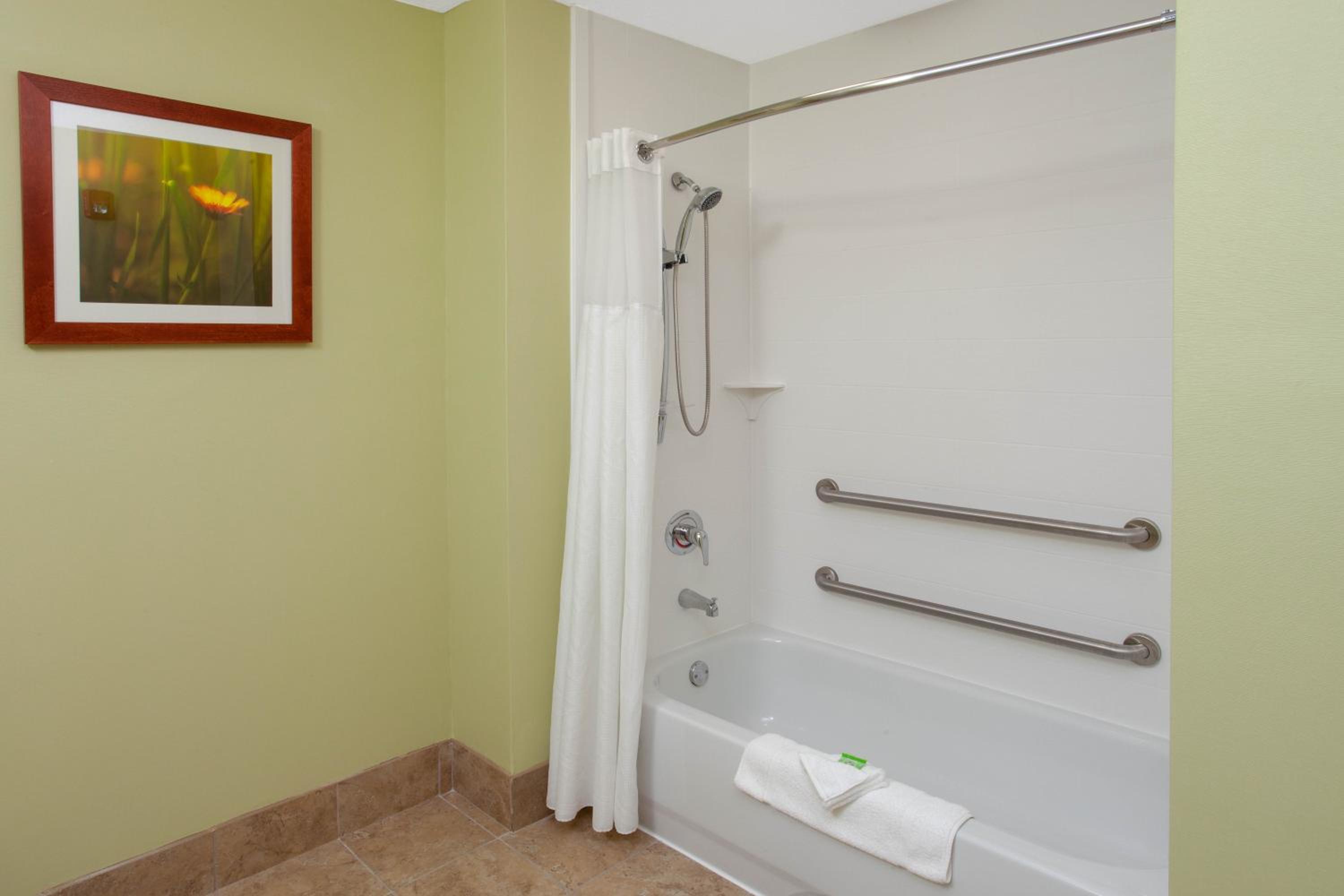 Standard King Room - Mobility Access/Non-Smoking - Photo 4