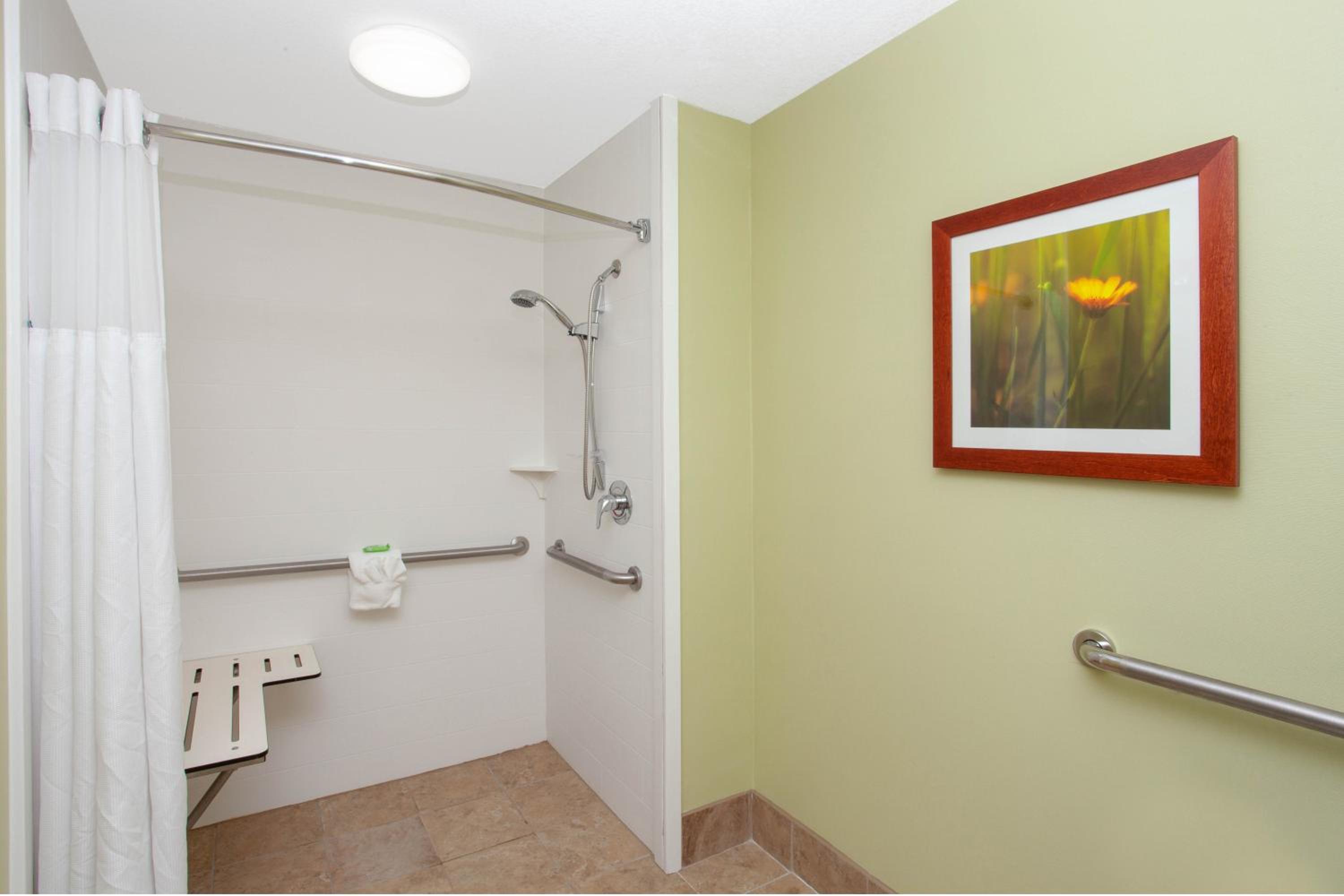 Standard King Room - Mobility Access/Non-Smoking - Photo 3