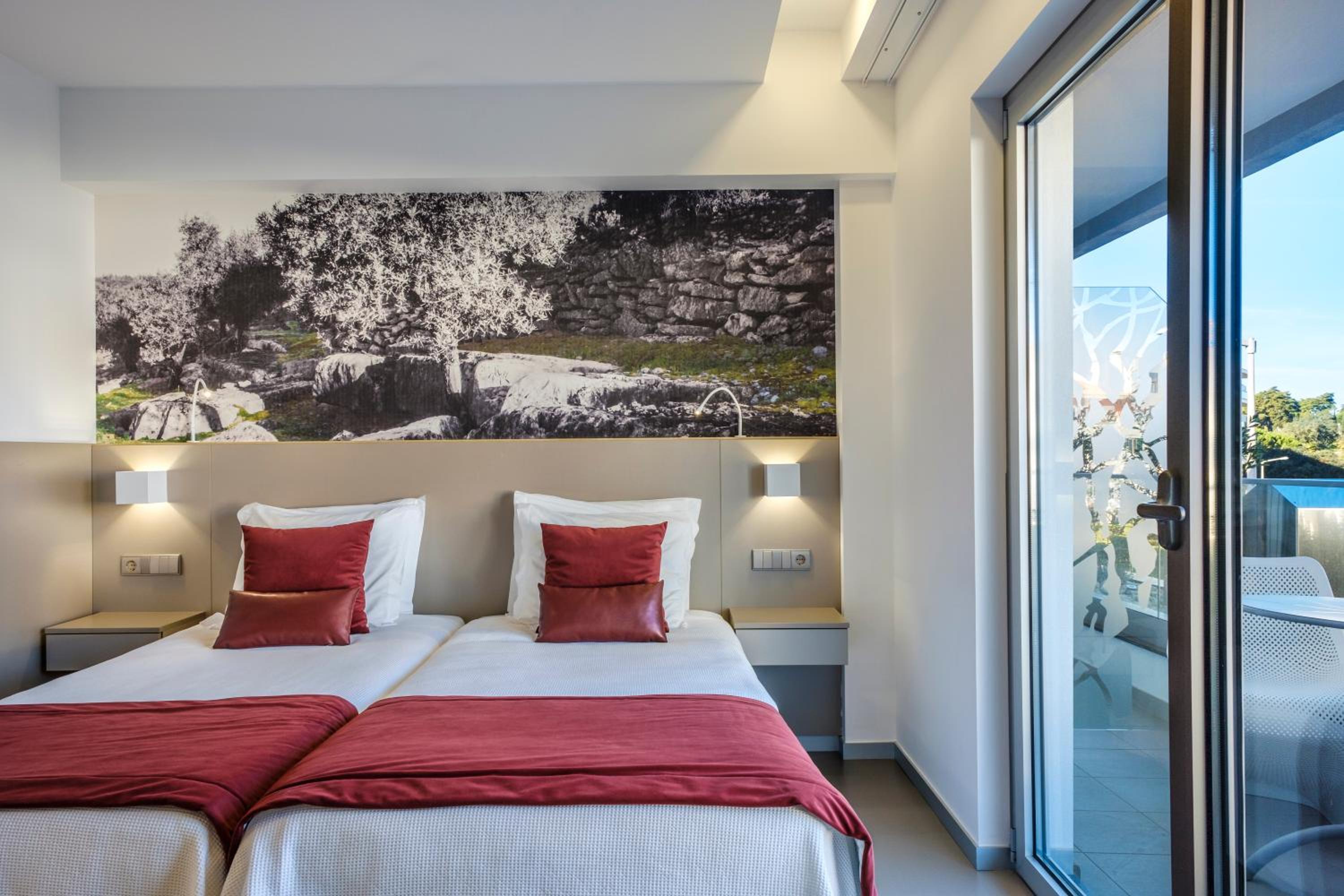 Twin Room with Balcony - Photo 4