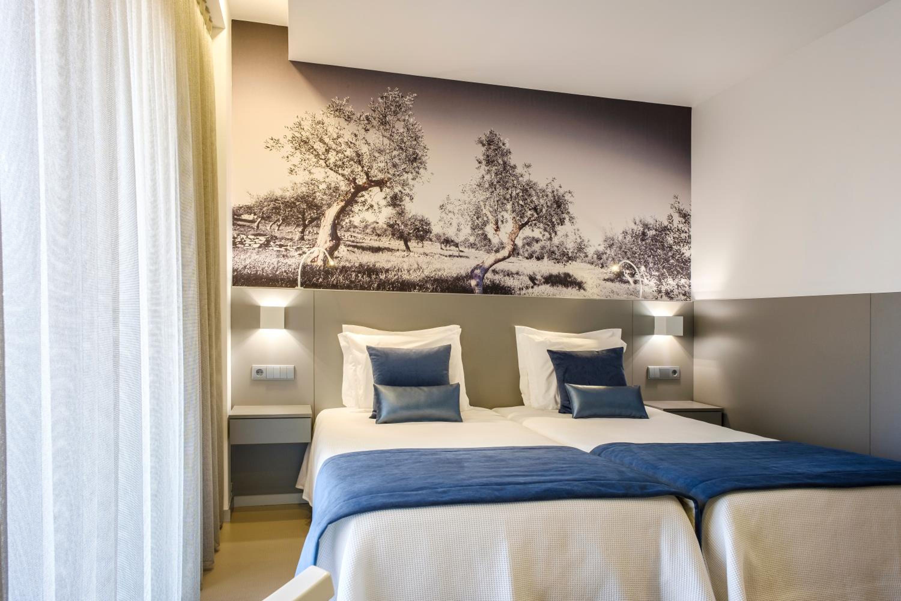 Superior Twin Room with City View - Photo 2