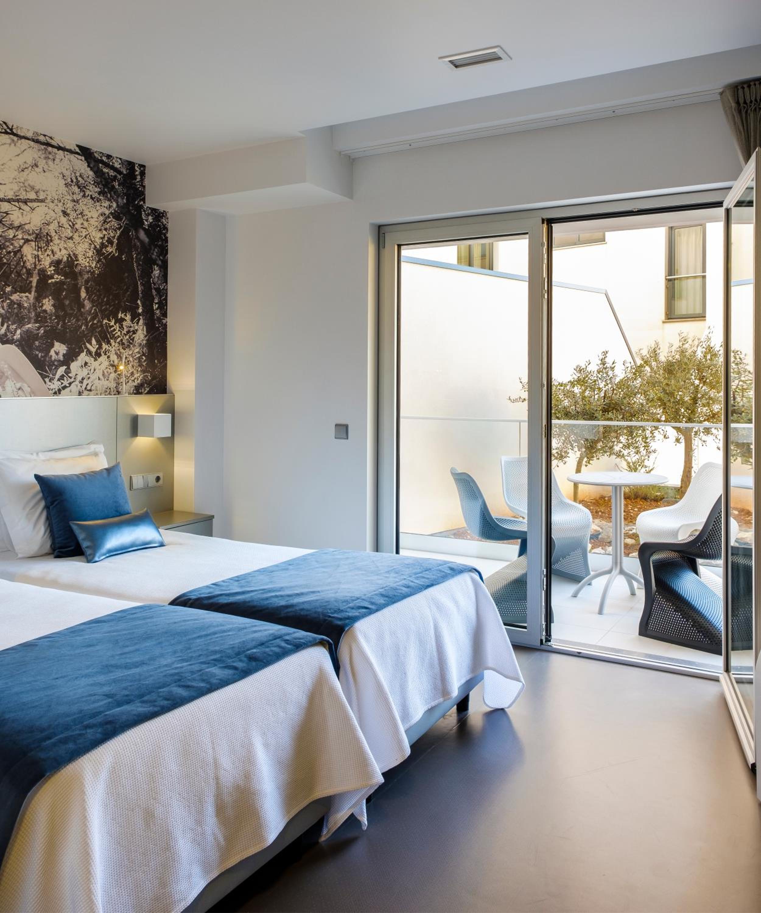 Twin Room with Balcony - Photo 2